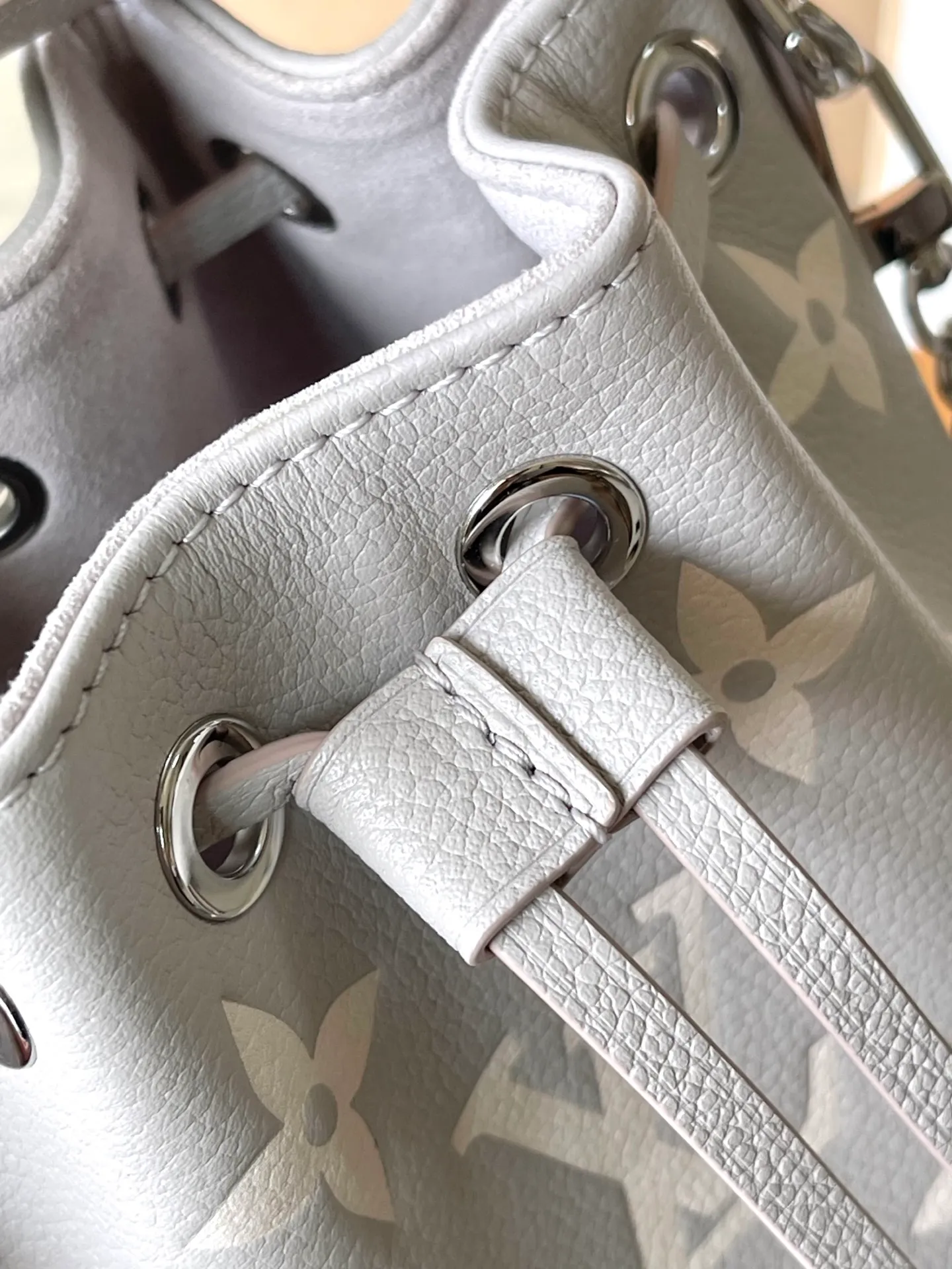 💰1100 (top-grain leather) top-quality original item M14224. This Nano Noe handbag is made of iconic Monogram Empreinte leather and returns to the new season with smart two-tone colors, suitable for any night wear. Yingze metal parts and detachable chains complement each other, providing a variety of carrying options. The ample interior can easily store daily items such as mobile phones, short wallets, and lipsticks. Dimensions: 13 × 16 × 10 cm
