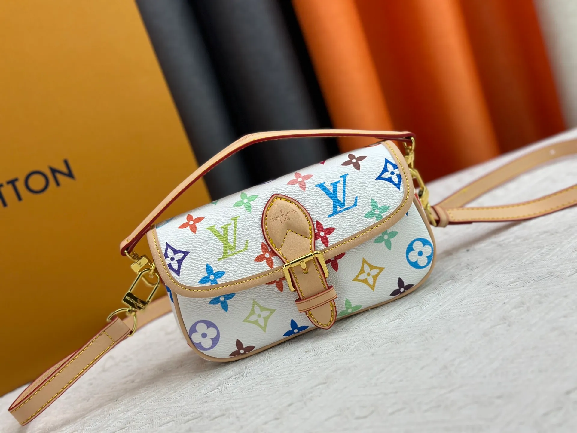 P200 Upgraded original M14194 M83566 M83300 M45985 Baguette bag series New Diane handbag Diane satchel is made of Monogram Empreinte, made of the brand's iconic embossed leather. This versatile bag comes with a removable leather shoulder strap that can be worn over the shoulder or by hand, as well as a roomy removable jacquard crossbody bag with 'Louis Vuitton' printed strap. This versatile bag can be styled chic or sporty to match the overall style or mood. Dimensions: 19×10.5×6cm.