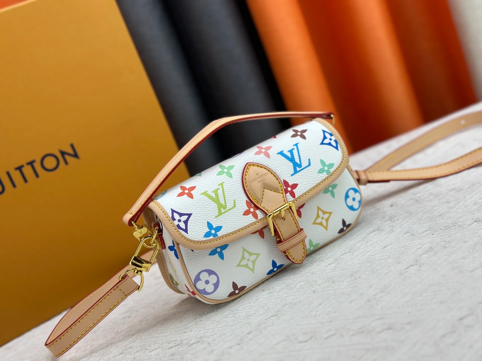 P200 Upgraded original M14194 M83566 M83300 M45985 Baguette bag series New Diane handbag Diane satchel is made of Monogram Empreinte, made of the brand's iconic embossed leather. This versatile bag comes with a removable leather shoulder strap that can be worn over the shoulder or by hand, as well as a roomy removable jacquard crossbody bag with 'Louis Vuitton' printed strap. This versatile bag can be styled chic or sporty to match the overall style or mood. Dimensions: 19×10.5×6cm.