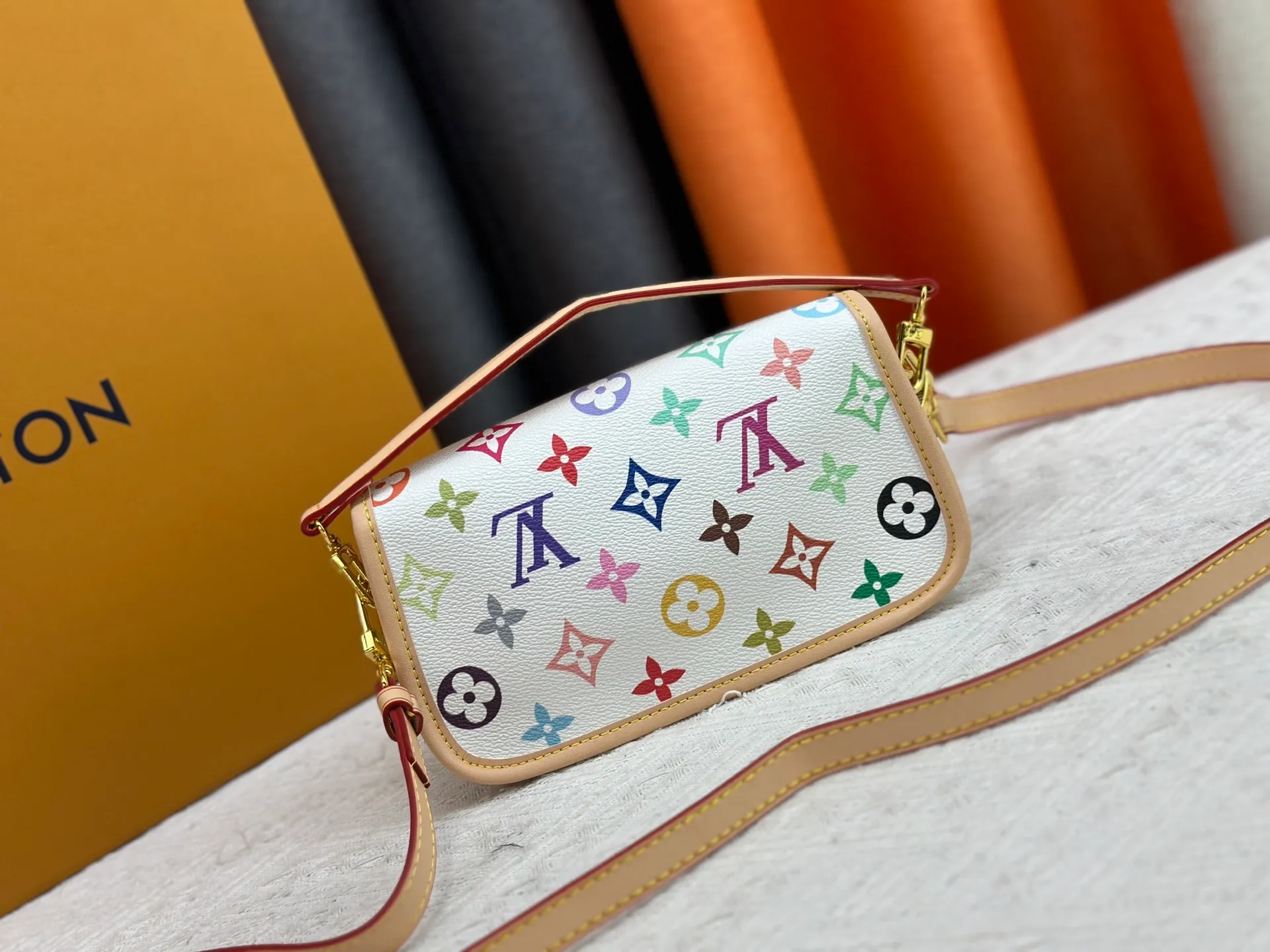 P200 Upgraded original M14194 M83566 M83300 M45985 Baguette bag series New Diane handbag Diane satchel is made of Monogram Empreinte, made of the brand's iconic embossed leather. This versatile bag comes with a removable leather shoulder strap that can be worn over the shoulder or by hand, as well as a roomy removable jacquard crossbody bag with 'Louis Vuitton' printed strap. This versatile bag can be styled chic or sporty to match the overall style or mood. Dimensions: 19×10.5×6cm.
