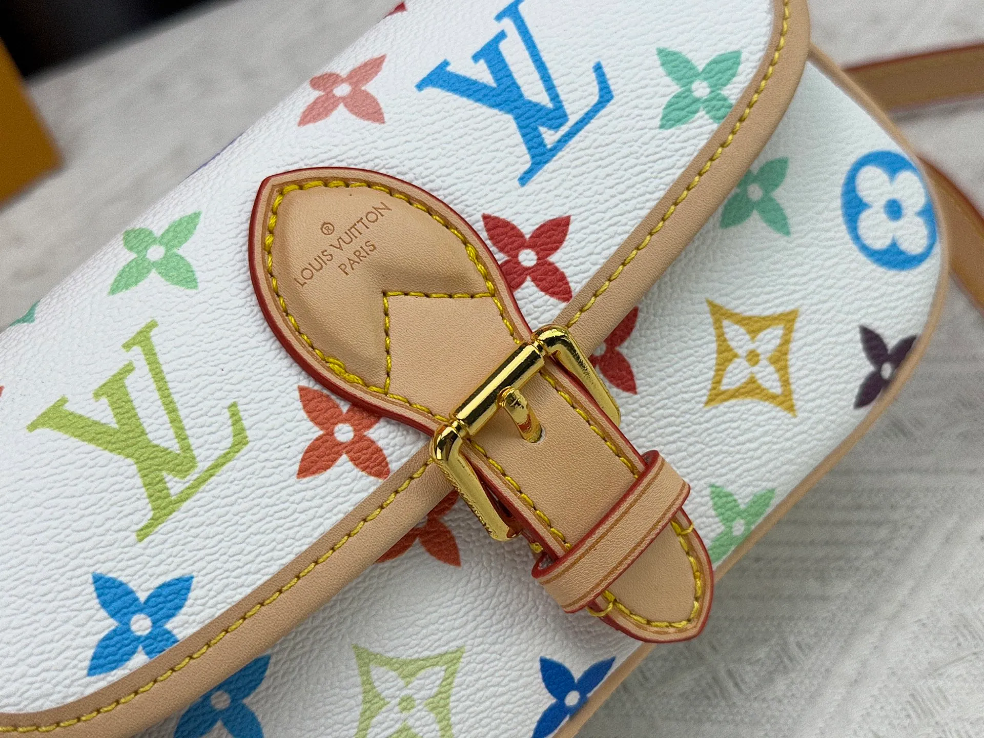 P200 Upgraded original M14194 M83566 M83300 M45985 Baguette bag series New Diane handbag Diane satchel is made of Monogram Empreinte, made of the brand's iconic embossed leather. This versatile bag comes with a removable leather shoulder strap that can be worn over the shoulder or by hand, as well as a roomy removable jacquard crossbody bag with 'Louis Vuitton' printed strap. This versatile bag can be styled chic or sporty to match the overall style or mood. Dimensions: 19×10.5×6cm.