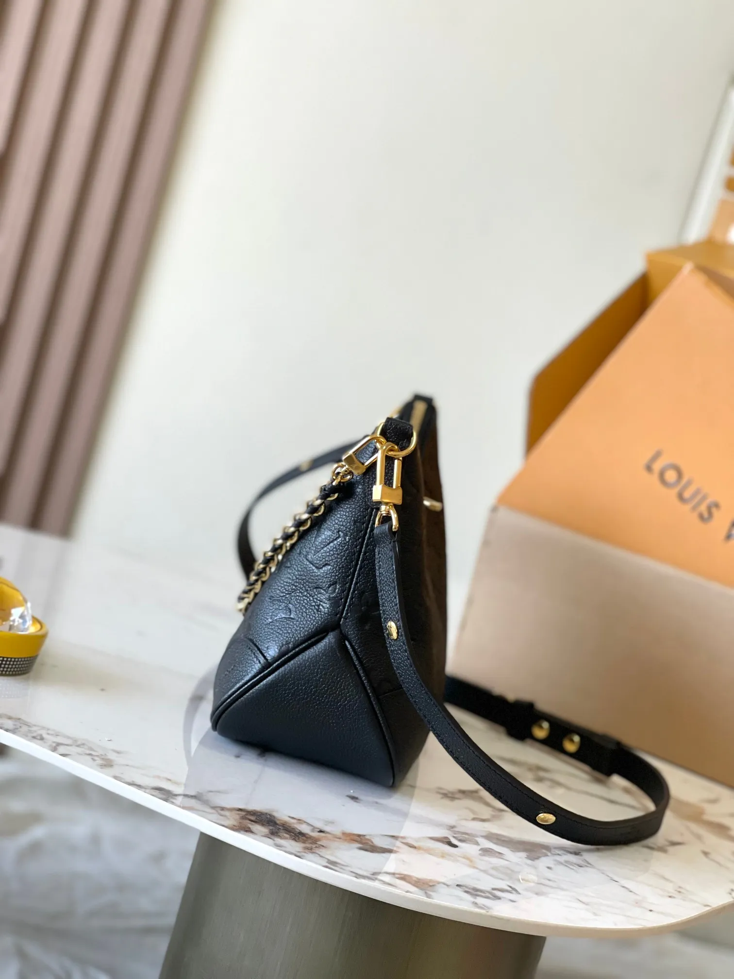 p2500 [Special grade MB chip version original leather] This Boulogne handbag uses Monogram Empreinte leather to reinterpret the classic design. Model: M12930 black dynamic chip version Material: A-grade all-steel hardware, imported original fabric Packaging: full set of original duty-free MB packaging Size: 29*16*9.5CM
