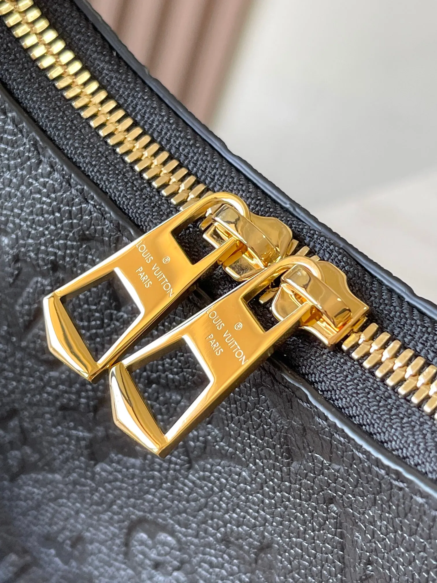p2500 [Special grade MB chip version original leather] This Boulogne handbag uses Monogram Empreinte leather to reinterpret the classic design. Model: M12930 black dynamic chip version Material: A-grade all-steel hardware, imported original fabric Packaging: full set of original duty-free MB packaging Size: 29*16*9.5CM