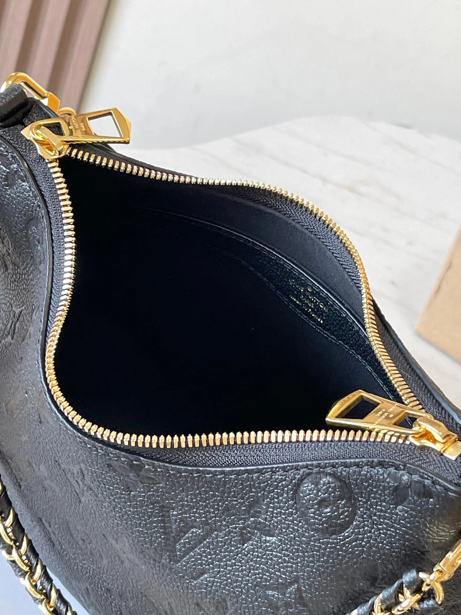 p2500 [Special grade MB chip version original leather] This Boulogne handbag uses Monogram Empreinte leather to reinterpret the classic design. Model: M12930 black dynamic chip version Material: A-grade all-steel hardware, imported original fabric Packaging: full set of original duty-free MB packaging Size: 29*16*9.5CM