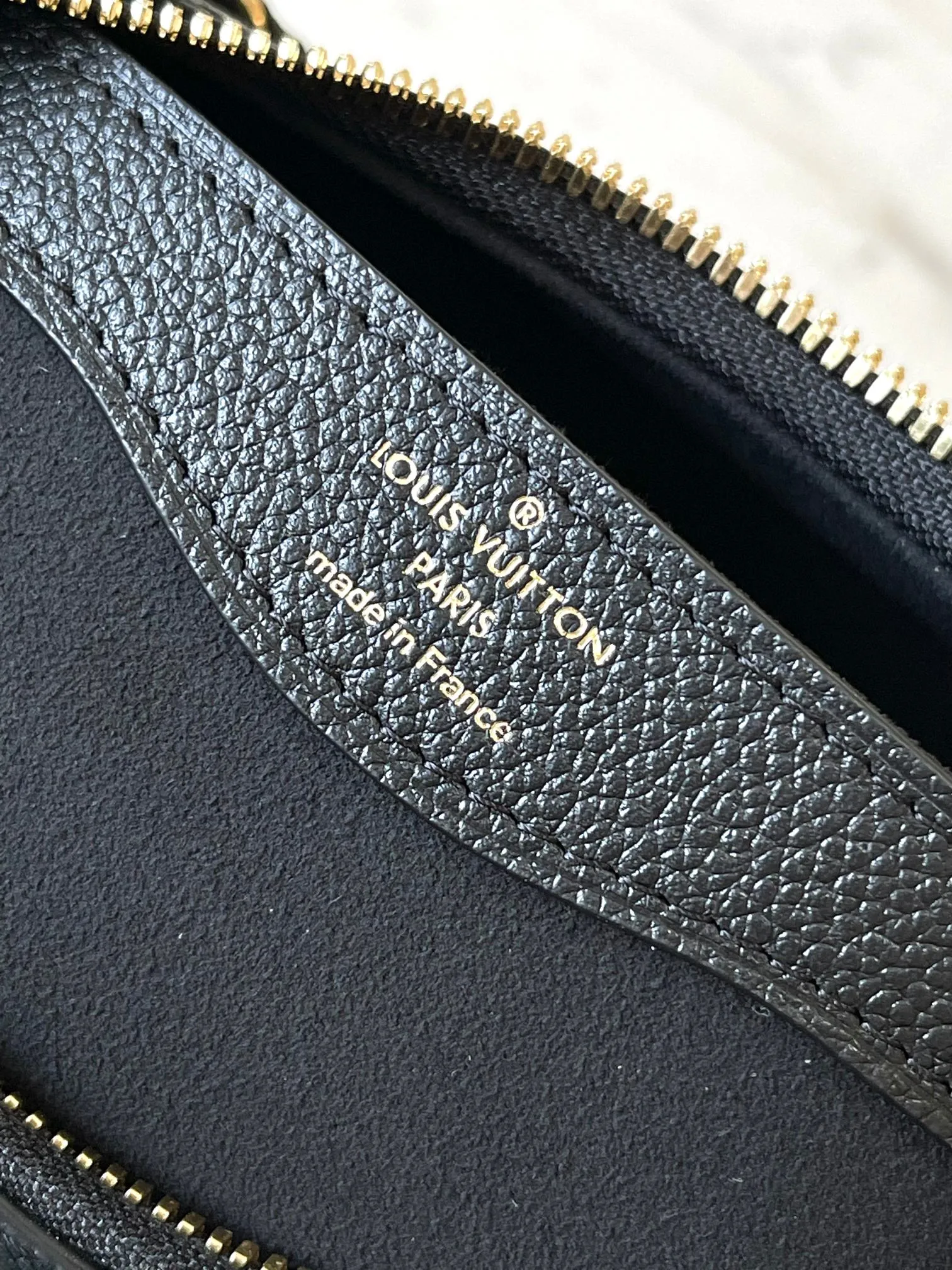 p2500 [Special grade MB chip version original leather] This Boulogne handbag uses Monogram Empreinte leather to reinterpret the classic design. Model: M12930 black dynamic chip version Material: A-grade all-steel hardware, imported original fabric Packaging: full set of original duty-free MB packaging Size: 29*16*9.5CM
