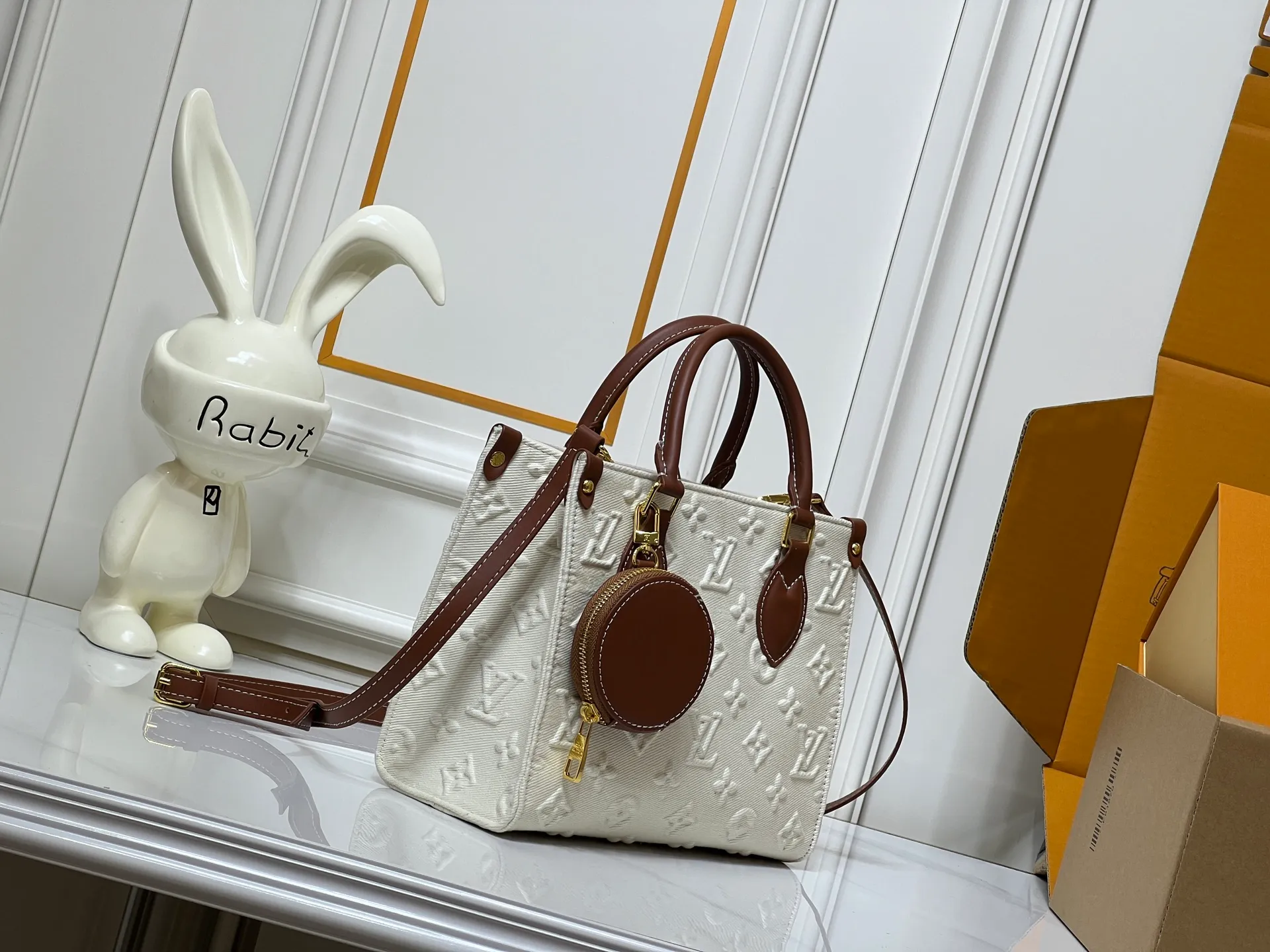Batch 300💰M45659 M46373 Apricot embossed denim OnTheGo small new version The legendary ONTHEGO handbag: made of washed LV Blason denim, with deep tones to accentuate the gradient effect of the LV letters, showing Pharrell Williams' creative ingenuity in translating graceful music into fashion language. The zippered front pocket provides easy access to everyday items, while the drawstring closure and magnetic laces provide ample space. Detailed features25x11x19 cm
