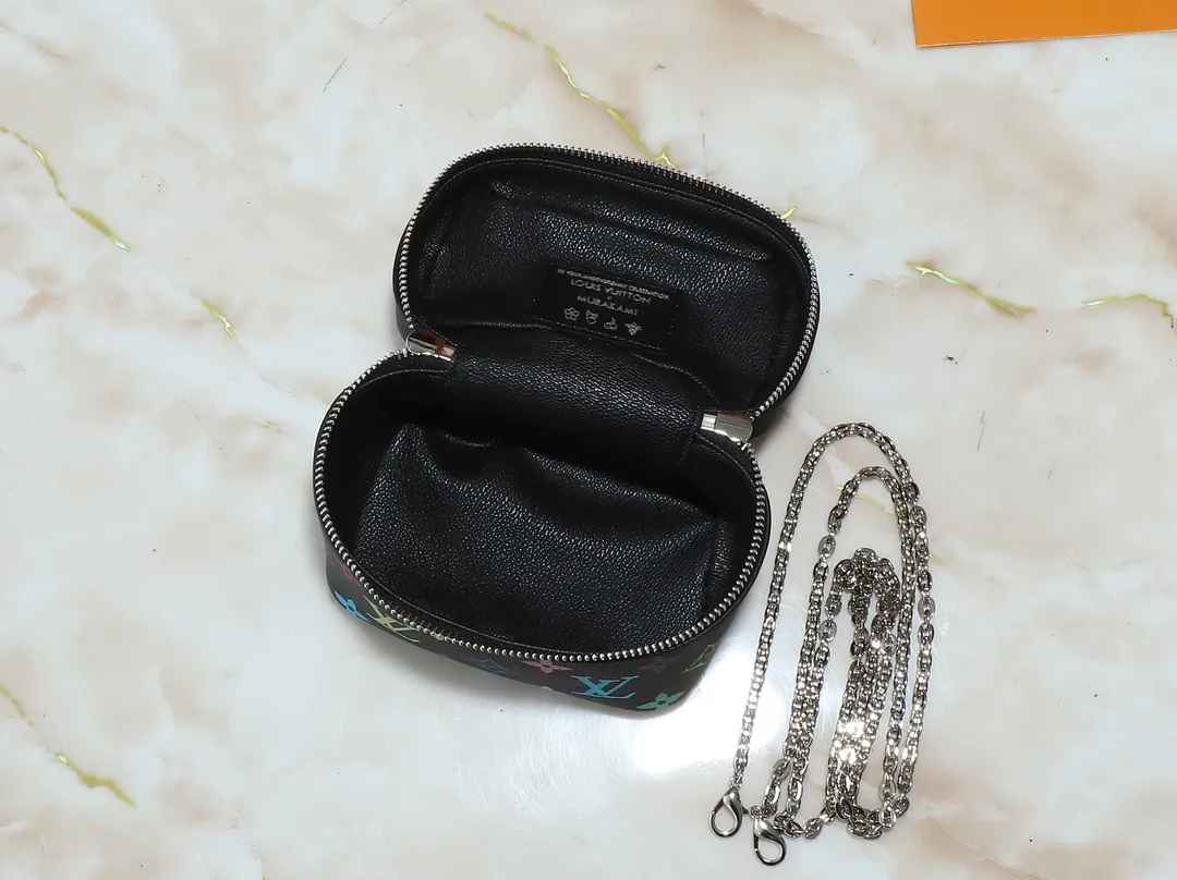 💰240💰Upgraded original version M13747 M44495 M42265 M44936 M42263 lv Murakami Nice mini Nano cosmetic bag with Monogram print and 33 colorful colors. In 2025, Murakami and LV jointly launched the white and black tricolor twelve pieces, which are very popular around the world and are loved by celebrities and celebrities. Dimensions: 14 x 10.2 x 8.5 (LxHxW)