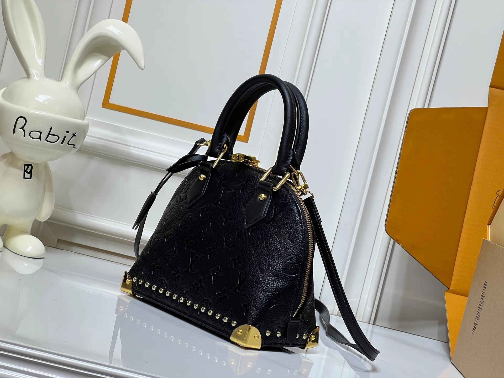 Batch 280💰Upgraded from the original M53153 M53152 Louis Vuitton's iconic handbag, one of the most structured and structured. Its prototype is a piece designed by Gaston Vuitton and named after the Alma Bridge, which connects two adjacent fashionable districts in Paris. Signature Monogram canvas gives it a classic feel. Dimensions: 25 x 19 x 12 (length x height x width)