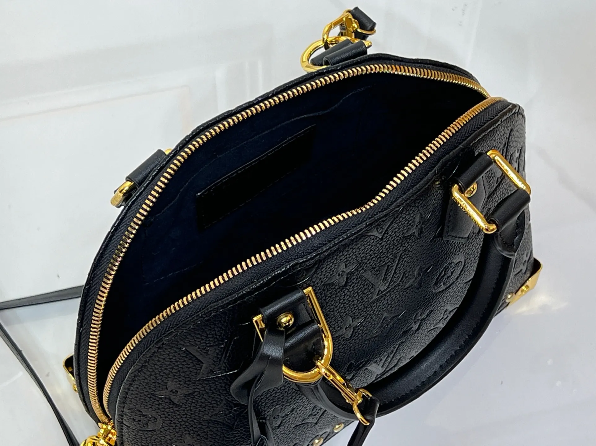 Batch 280💰Upgraded from the original M53153 M53152 Louis Vuitton's iconic handbag, one of the most structured and structured. Its prototype is a piece designed by Gaston Vuitton and named after the Alma Bridge, which connects two adjacent fashionable districts in Paris. Signature Monogram canvas gives it a classic feel. Dimensions: 25 x 19 x 12 (length x height x width)