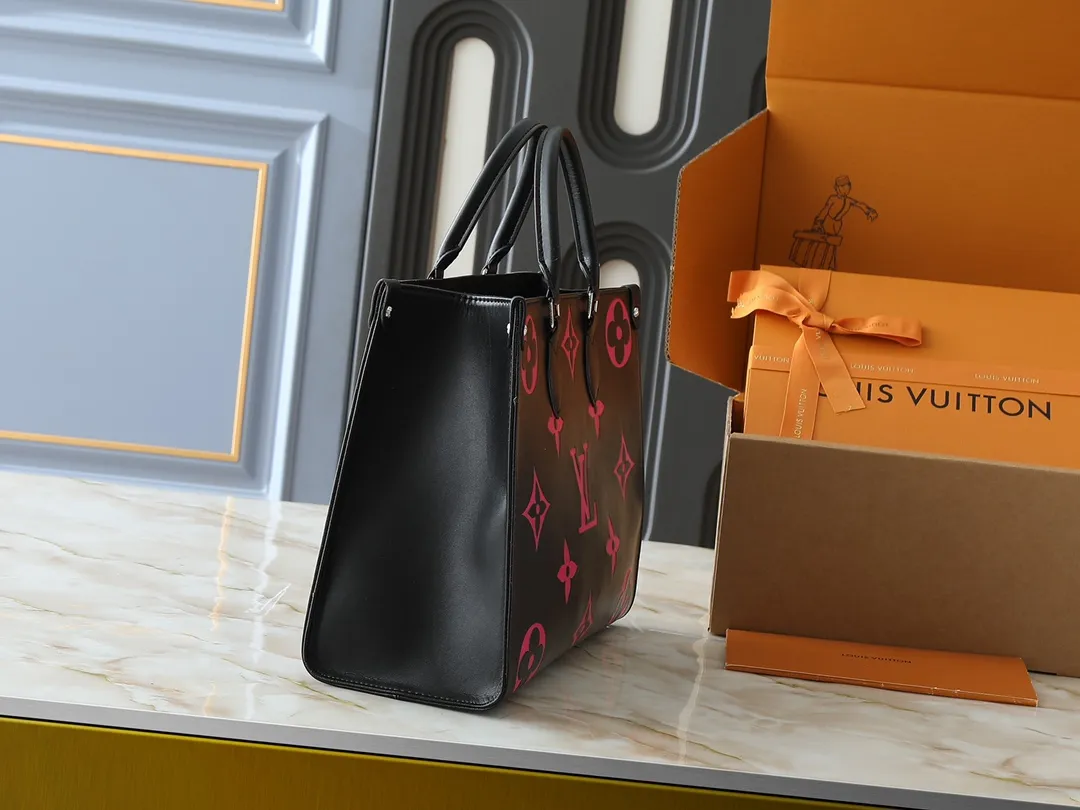 💰240💰Upgraded original M46833 ONTHEGO medium handbag M46834M45595 all black M45494 apricot print 45495 black print 45496 white print M46286 pink Monogram is a full leather embossed silk screen white and purple mommy bag shopping bag oo[Handshake][Handshake] The pattern is printed and dyed first and then embossed, which is softer than grained cowhide Its ample interior can accommodate laptops and other office supplies. The long and short handles are convenient for carrying in the hand or on the shoulder. Size: 34x26x13cm