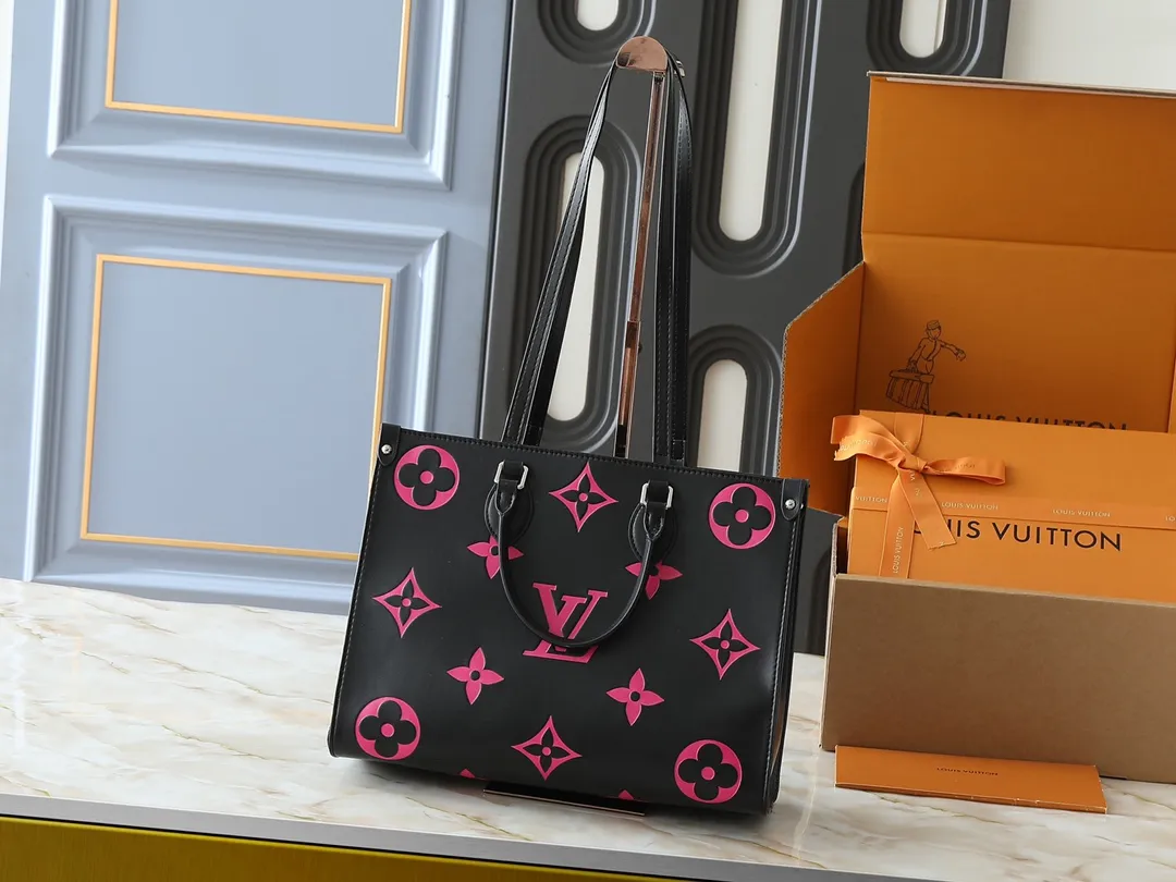 💰240💰Upgraded original M46833 ONTHEGO medium handbag M46834M45595 all black M45494 apricot print 45495 black print 45496 white print M46286 pink Monogram is a full leather embossed silk screen white and purple mommy bag shopping bag oo[Handshake][Handshake] The pattern is printed and dyed first and then embossed, which is softer than grained cowhide Its ample interior can accommodate laptops and other office supplies. The long and short handles are convenient for carrying in the hand or on the shoulder. Size: 34x26x13cm