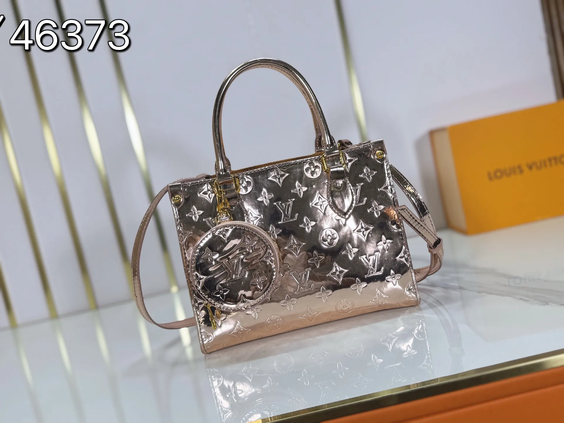 P220 upgraded original M26373 M45659 M44571 This OnTheGo small handbag joins the LV Ski series in the Monogram Miroir version. Laminated canvas ensures durability. Silver hues and tonal hardware create a gleaming look. Built-in pockets can store daily necessities such as small books. Dimensions: 25 x 19 x 11.5 (cm) ((length x height x width)