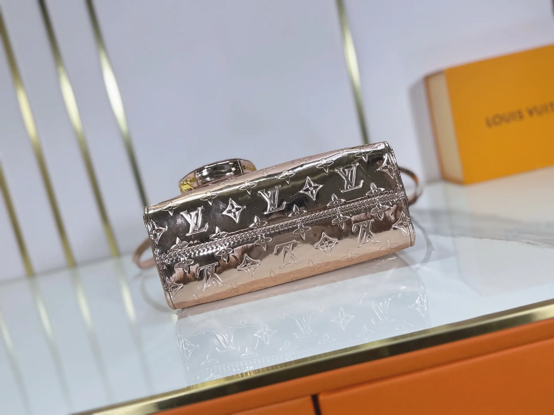 P220 upgraded original M26373 M45659 M44571 This OnTheGo small handbag joins the LV Ski series in the Monogram Miroir version. Laminated canvas ensures durability. Silver hues and tonal hardware create a gleaming look. Built-in pockets can store daily necessities such as small books. Dimensions: 25 x 19 x 11.5 (cm) ((length x height x width)