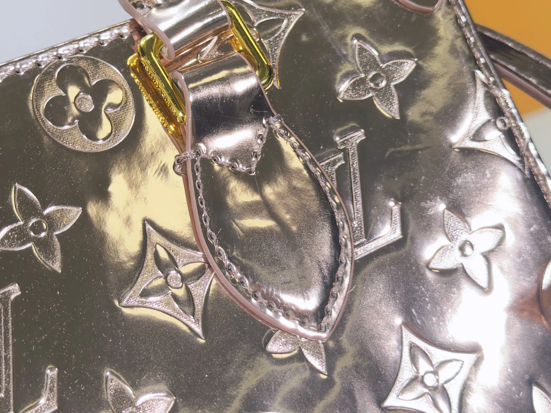 P220 upgraded original M26373 M45659 M44571 This OnTheGo small handbag joins the LV Ski series in the Monogram Miroir version. Laminated canvas ensures durability. Silver hues and tonal hardware create a gleaming look. Built-in pockets can store daily necessities such as small books. Dimensions: 25 x 19 x 11.5 (cm) ((length x height x width)