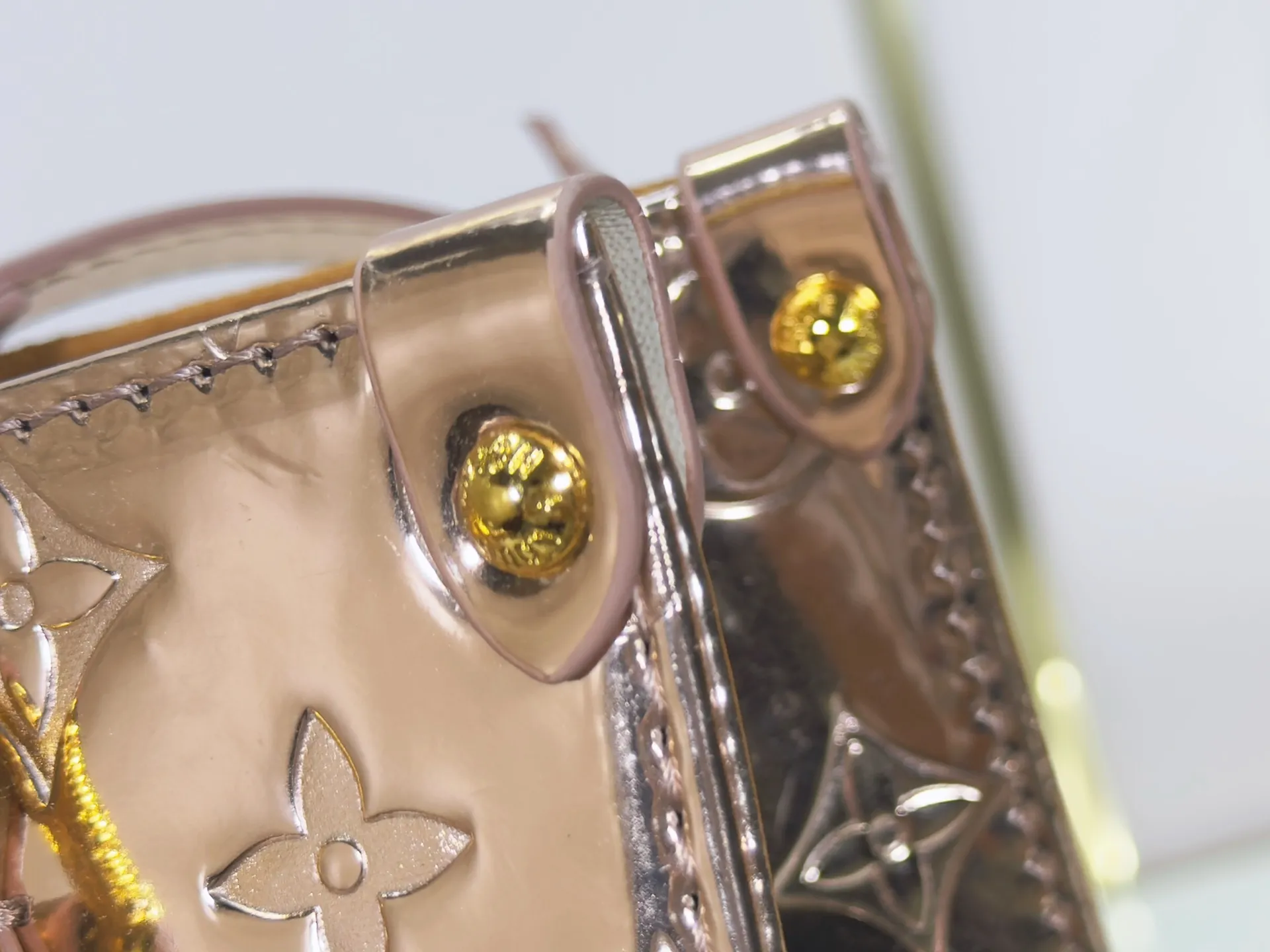 P220 upgraded original M26373 M45659 M44571 This OnTheGo small handbag joins the LV Ski series in the Monogram Miroir version. Laminated canvas ensures durability. Silver hues and tonal hardware create a gleaming look. Built-in pockets can store daily necessities such as small books. Dimensions: 25 x 19 x 11.5 (cm) ((length x height x width)