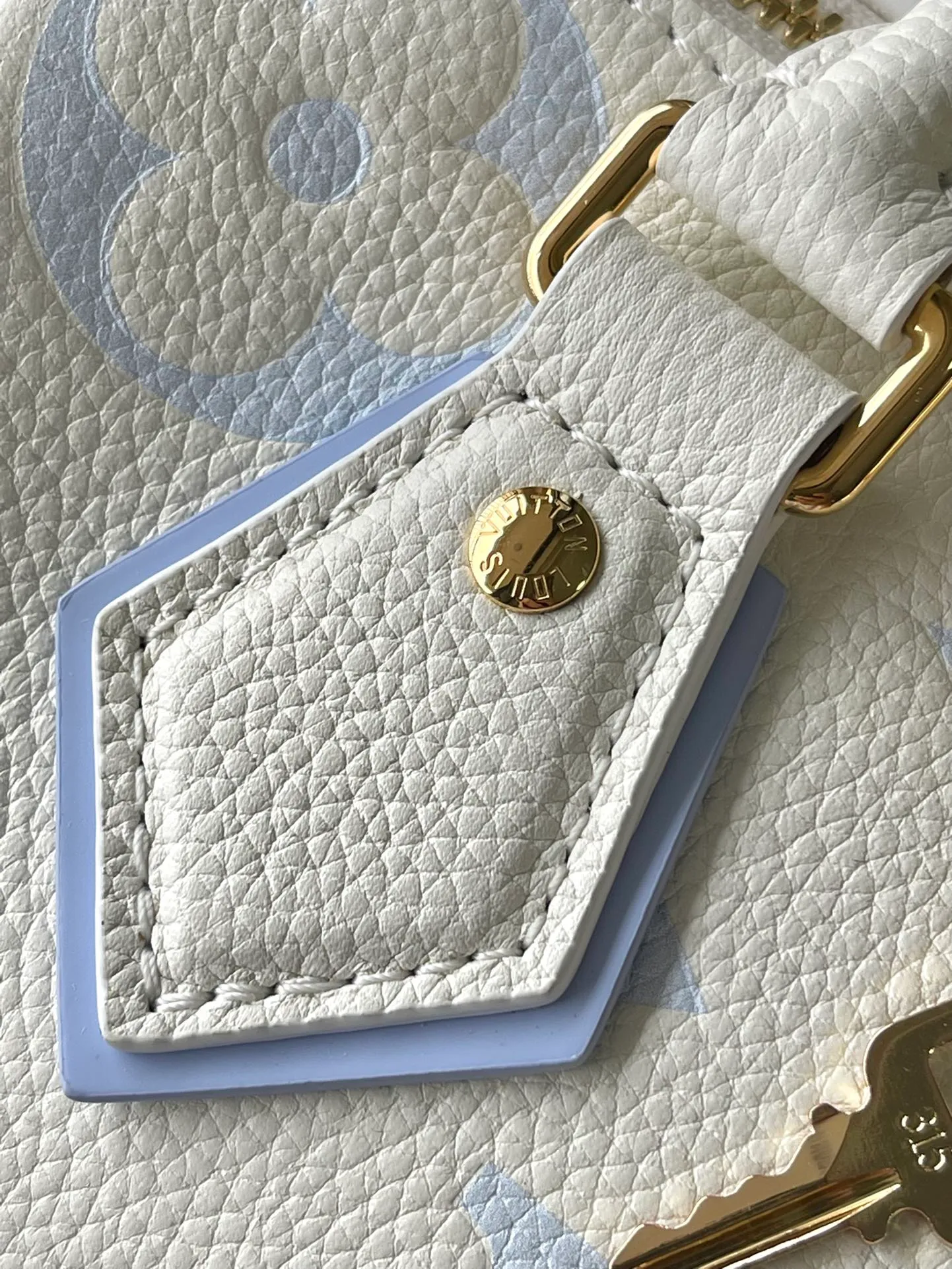 💰1100 (top layer leather) top original order M46883 blue. Support counter inspection. Photos taken of duty-free goods are consistent with the product without unpacking. This product is an exclusive duty-free product in the market and is the highest-end product. Inspection is supported. This product has passed strict inspection and is flawless. Please wear gloves when touching the product. This product is not returnable or exchangeable. Please confirm the product first and then remove the label on the handle. This product is temporarily not open to the public, only regular customers, and is in short supply. Dimensions: 20.5 x 13.5 x 12 cm