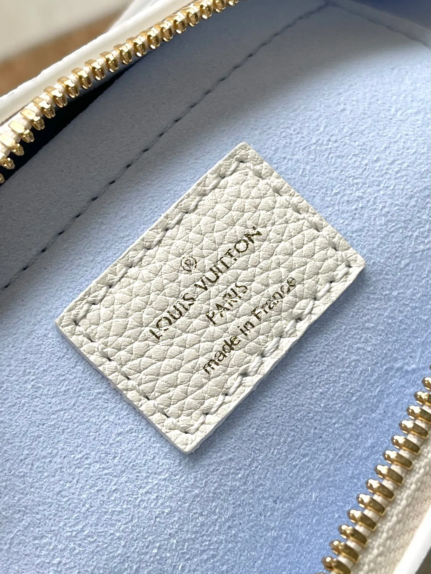 💰1100 (top layer leather) top original order M46883 blue. Support counter inspection. Photos taken of duty-free goods are consistent with the product without unpacking. This product is an exclusive duty-free product in the market and is the highest-end product. Inspection is supported. This product has passed strict inspection and is flawless. Please wear gloves when touching the product. This product is not returnable or exchangeable. Please confirm the product first and then remove the label on the handle. This product is temporarily not open to the public, only regular customers, and is in short supply. Dimensions: 20.5 x 13.5 x 12 cm