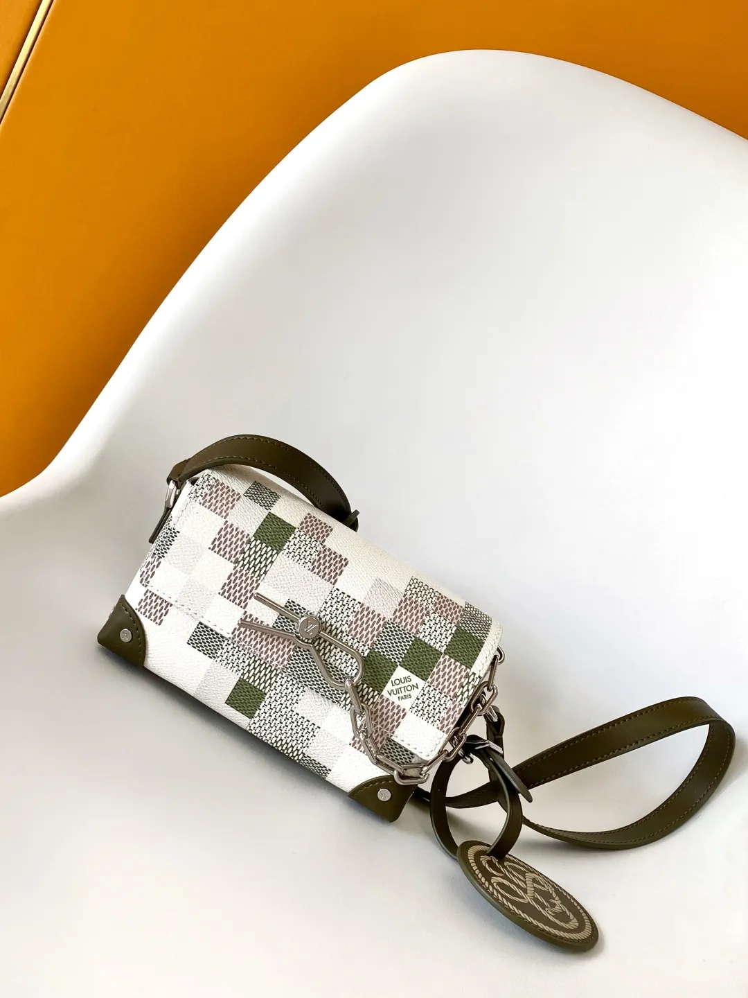 💰880 Top Original N00108 Dynamic Changing Code This Steamer mini handbag is made of Damoflage coated canvas with cow leather trim, which makes the detachable LV decoration complement the compact structure. The pin and chain elements reference the design of the original Steamer handbag, the reinforced corners and rivets highlight the brand's long trunk-making heritage, and the adjustable shoulder strap allows for shoulder or cross-body wear. 18.0 x 11.0 x 6.5 cm (L x H x W) • Damoflage coated canvas • Cow leather trim • Textile lining • Metal hardware • Internal zip pocket • Steamer style chain • Magnetic closure • Removable LV trim • Shoulder strap: non-detachable, adjustable • Half-length strap: 55.0 cm • Half-length strap adjustable to: 63.0 cm