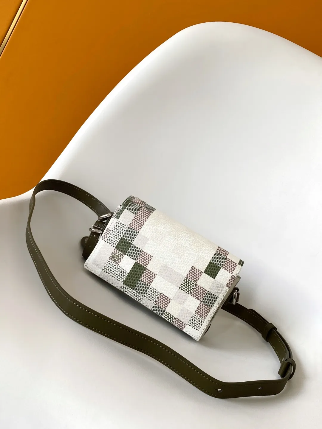 💰880 Top Original N00108 Dynamic Changing Code This Steamer mini handbag is made of Damoflage coated canvas with cow leather trim, which makes the detachable LV decoration complement the compact structure. The pin and chain elements reference the design of the original Steamer handbag, the reinforced corners and rivets highlight the brand's long trunk-making heritage, and the adjustable shoulder strap allows for shoulder or cross-body wear. 18.0 x 11.0 x 6.5 cm (L x H x W) • Damoflage coated canvas • Cow leather trim • Textile lining • Metal hardware • Internal zip pocket • Steamer style chain • Magnetic closure • Removable LV trim • Shoulder strap: non-detachable, adjustable • Half-length strap: 55.0 cm • Half-length strap adjustable to: 63.0 cm