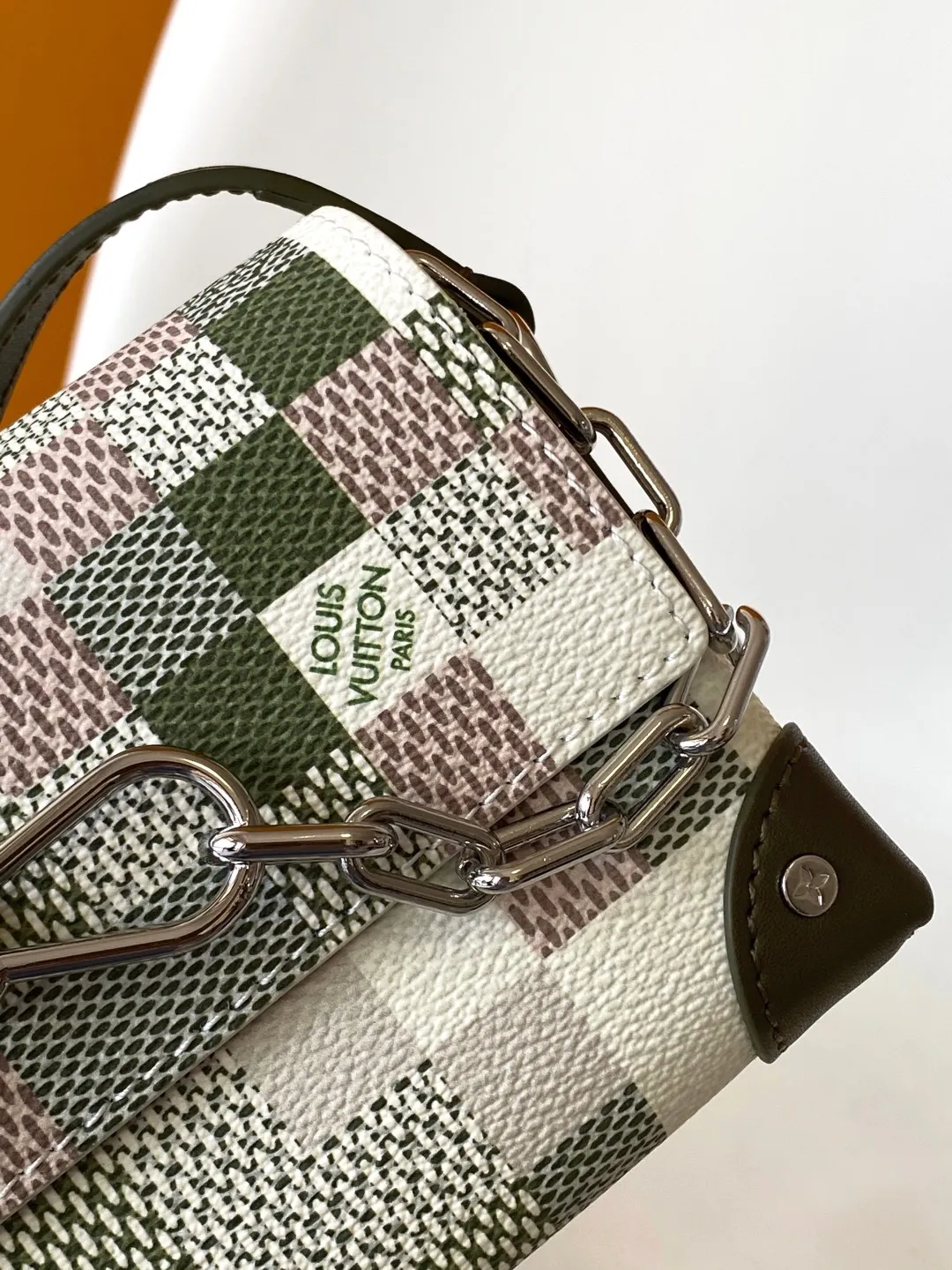 💰880 Top Original N00108 Dynamic Changing Code This Steamer mini handbag is made of Damoflage coated canvas with cow leather trim, which makes the detachable LV decoration complement the compact structure. The pin and chain elements reference the design of the original Steamer handbag, the reinforced corners and rivets highlight the brand's long trunk-making heritage, and the adjustable shoulder strap allows for shoulder or cross-body wear. 18.0 x 11.0 x 6.5 cm (L x H x W) • Damoflage coated canvas • Cow leather trim • Textile lining • Metal hardware • Internal zip pocket • Steamer style chain • Magnetic closure • Removable LV trim • Shoulder strap: non-detachable, adjustable • Half-length strap: 55.0 cm • Half-length strap adjustable to: 63.0 cm