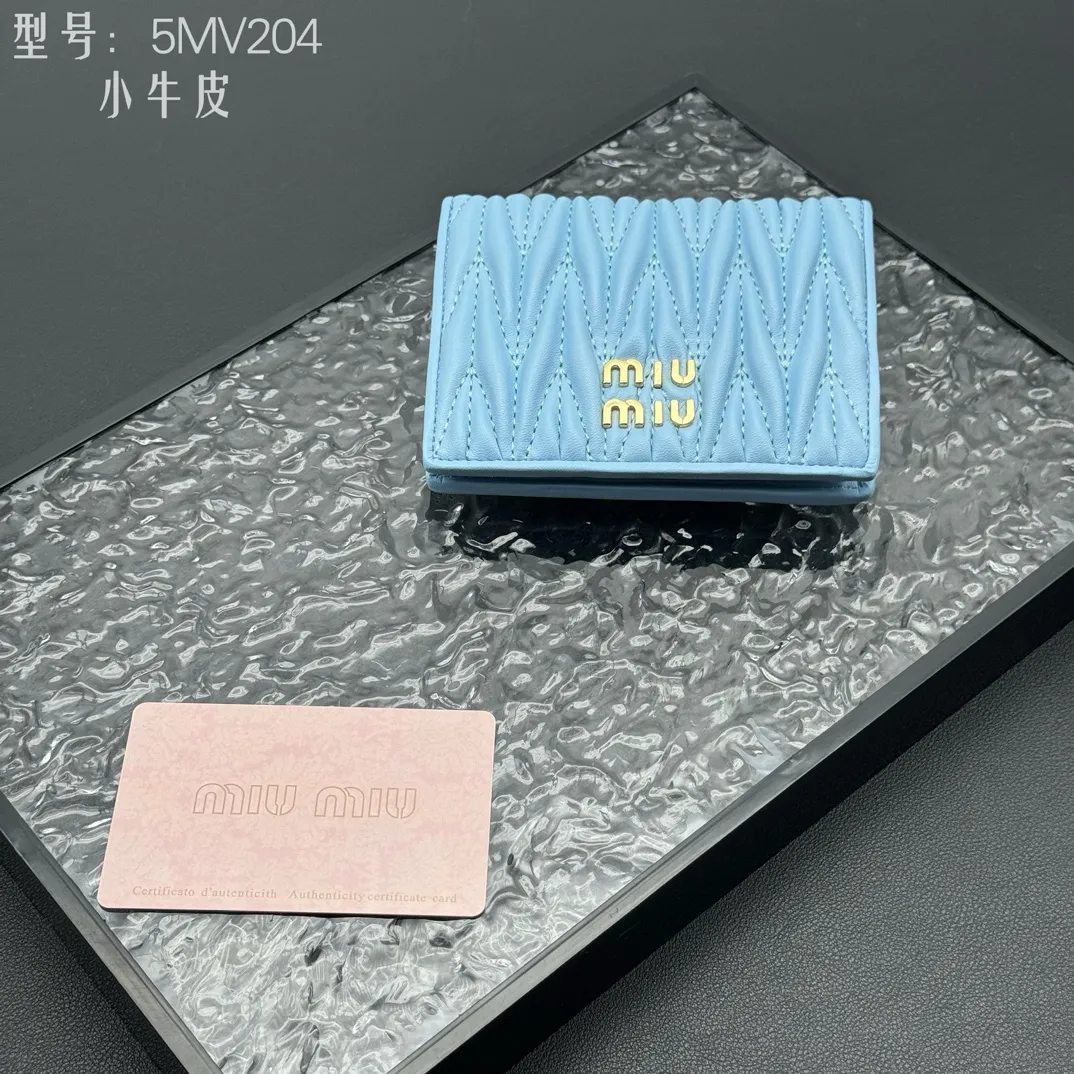 💰160 💎Upgraded original # (quality is comparable to the original) New version of pocket wallet, two-layer cowhide, built-in small sachet 💗pocket wallet💗New small wallet at the counter🔥💃💃Imported top-grade cowhide inside and outside 🐮Hundred-yuan bills, bank cards, coins, and change can be collected in it Model: 5MV204 Size: 11.5 X8 cm