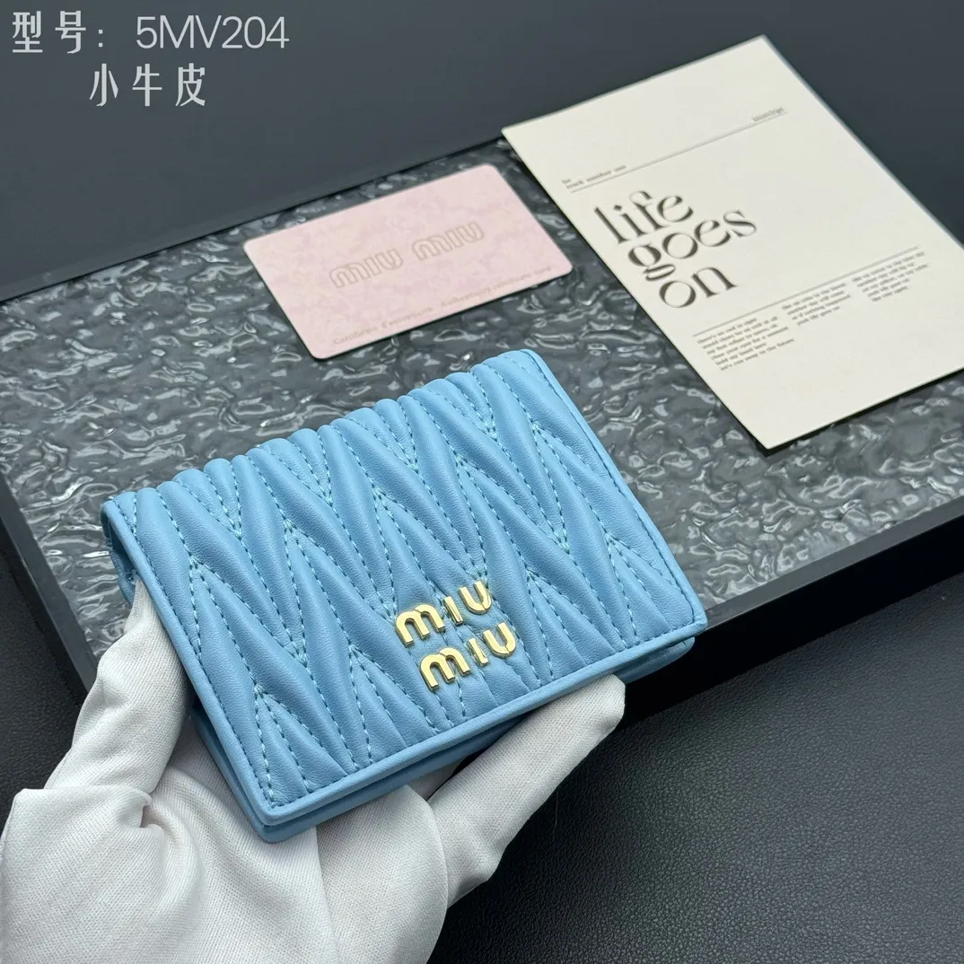 💰160 💎Upgraded original # (quality is comparable to the original) New version of pocket wallet, two-layer cowhide, built-in small sachet 💗pocket wallet💗New small wallet at the counter🔥💃💃Imported top-grade cowhide inside and outside 🐮Hundred-yuan bills, bank cards, coins, and change can be collected in it Model: 5MV204 Size: 11.5 X8 cm
