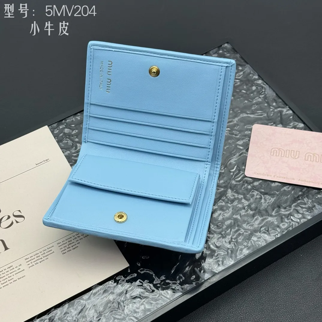 💰160 💎Upgraded original # (quality is comparable to the original) New version of pocket wallet, two-layer cowhide, built-in small sachet 💗pocket wallet💗New small wallet at the counter🔥💃💃Imported top-grade cowhide inside and outside 🐮Hundred-yuan bills, bank cards, coins, and change can be collected in it Model: 5MV204 Size: 11.5 X8 cm