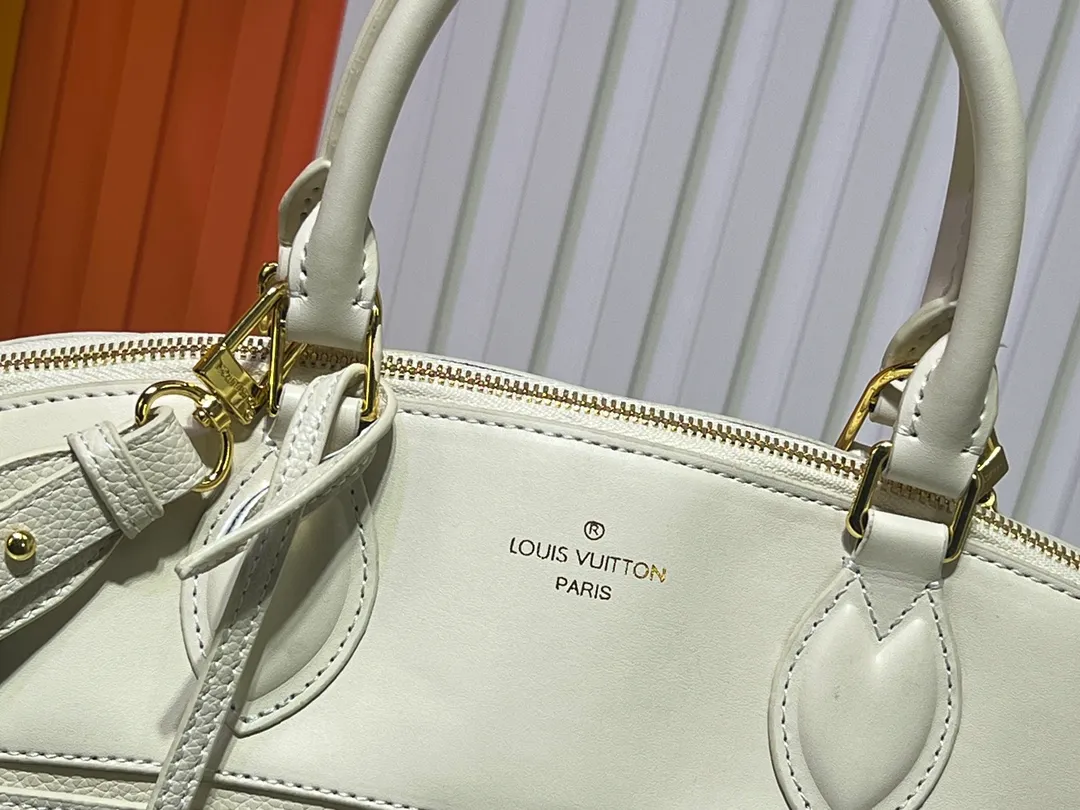 Batch 340💰M11214 green M22914 black M22925 brown M23061 off-white M22927 taupe. Sophisticated and functional, the Lock It MM bag is crafted in fine grained Taurillon leather and smooth calfskin, with gold-finish buckles and hardware. Signature House touches include padlocks, key bells and hot-stamped Louis Vuitton signatures. Featuring an articulated top handle and removable strap, this tote offers a variety of carrying options. 36x29x15 cm (LxHxW) Black Taurillon leather, smooth calfskin semi-leather trim Microfiber lining Gold hardware 2 square buckles padlock key bell External pockets 2 internal flat pockets Internal zipped pocket with flat pockets 5 protective metal studs Strap: removable, adjustable Strap drop: 45.0 cm Maximum strap drop: 51.0 cm