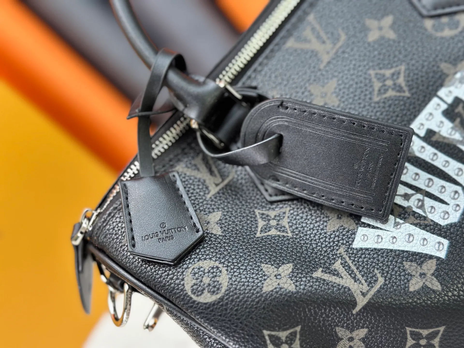 P320 upgraded original M26174 M26175 M26176 M26178 M26180 M24424 LV Speedy 30 Graffiti Pillow Bag Travel Bag Logo-level eye-catching texture and elegant temperament, casual and versatile, which is also the main reason why I bought it. With the soft and tender lambskin material, in short, it can handle various styles of commuting and leisure bags, and it is not a loss. Dimensions: 30×21x17