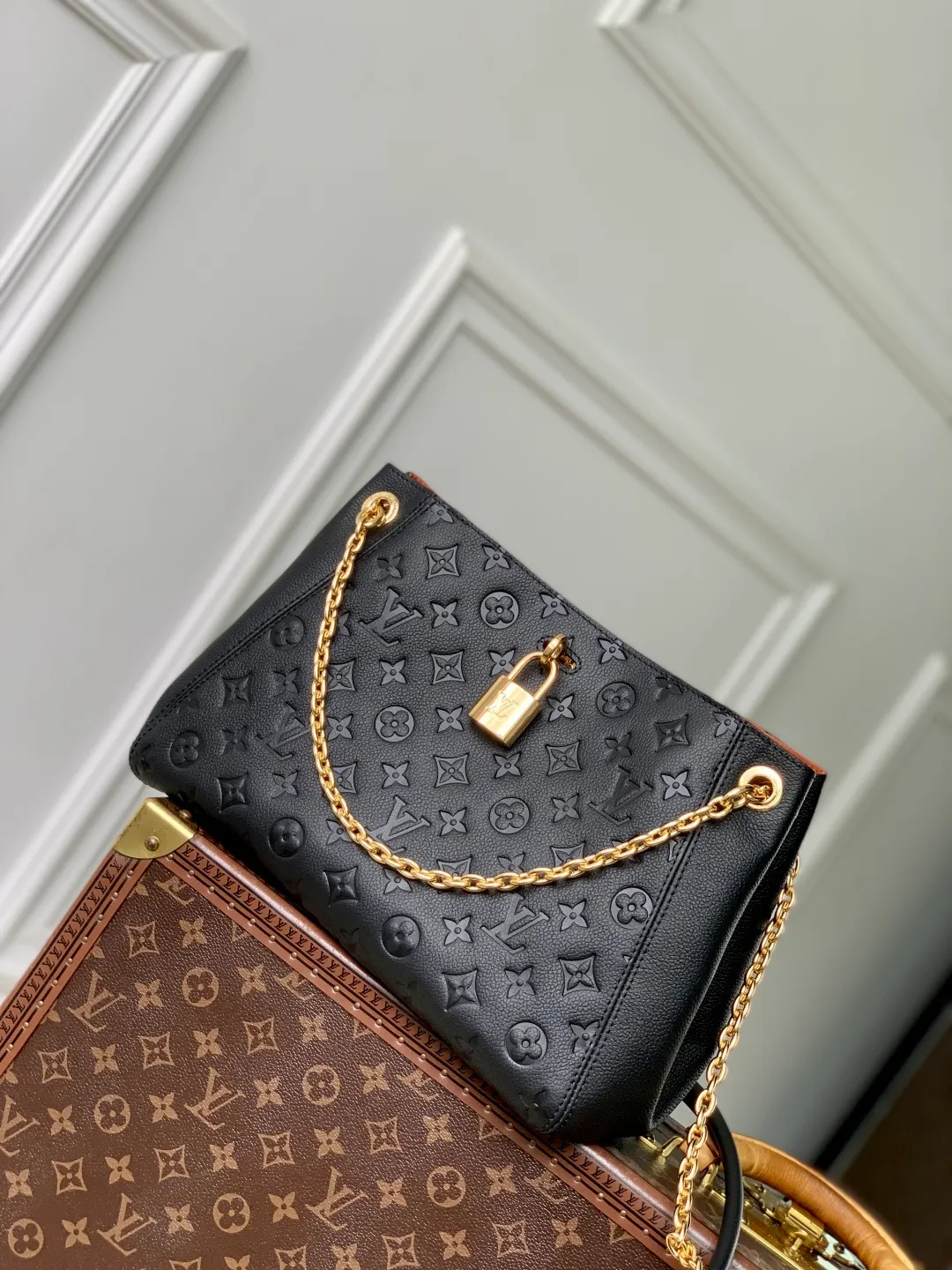 💰1140 (top layer leather) top original single M14414 black This Anytime PM is based on the Promenade handbag launched by the brand in 1988. It is an exquisite handbag suitable for day and night. The design is made of Monogram Empreinte leather and is embellished with the classic LV padlock, which can be buckled on the chain strap, giving it a modern feel. The bag is spacious enough to store daily essentials and can be carried in a variety of ways. 34 x 20 x 13 cm (length x height x width)