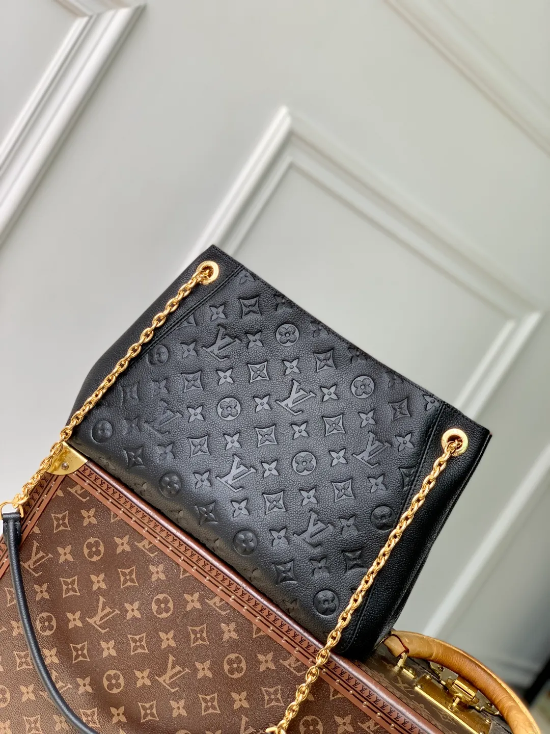 💰1140 (top layer leather) top original single M14414 black This Anytime PM is based on the Promenade handbag launched by the brand in 1988. It is an exquisite handbag suitable for day and night. The design is made of Monogram Empreinte leather and is embellished with the classic LV padlock, which can be buckled on the chain strap, giving it a modern feel. The bag is spacious enough to store daily essentials and can be carried in a variety of ways. 34 x 20 x 13 cm (length x height x width)