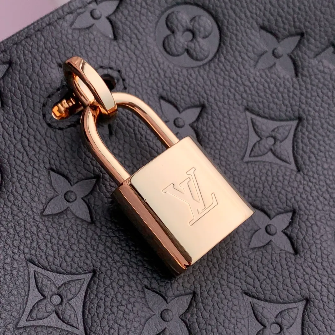 💰1140 (top layer leather) top original single M14414 black This Anytime PM is based on the Promenade handbag launched by the brand in 1988. It is an exquisite handbag suitable for day and night. The design is made of Monogram Empreinte leather and is embellished with the classic LV padlock, which can be buckled on the chain strap, giving it a modern feel. The bag is spacious enough to store daily essentials and can be carried in a variety of ways. 34 x 20 x 13 cm (length x height x width)