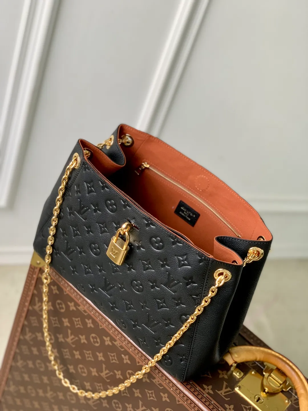 💰1140 (top layer leather) top original single M14414 black This Anytime PM is based on the Promenade handbag launched by the brand in 1988. It is an exquisite handbag suitable for day and night. The design is made of Monogram Empreinte leather and is embellished with the classic LV padlock, which can be buckled on the chain strap, giving it a modern feel. The bag is spacious enough to store daily essentials and can be carried in a variety of ways. 34 x 20 x 13 cm (length x height x width)