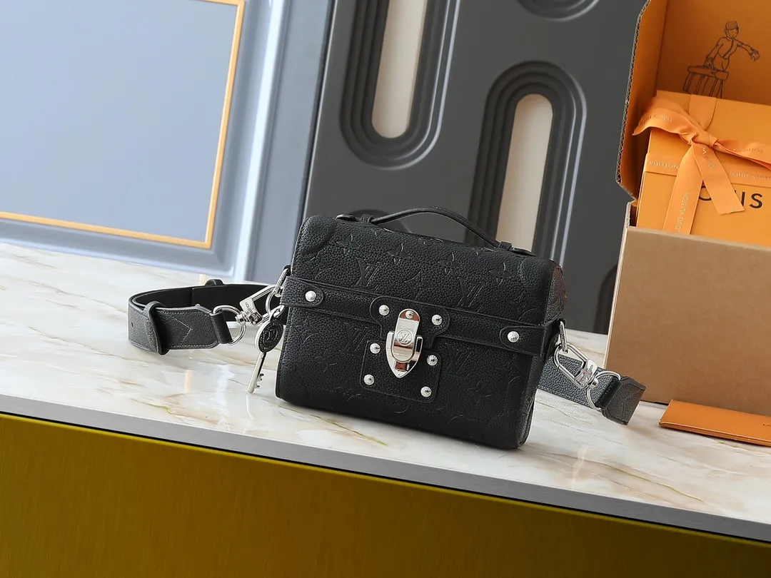 💰320💰Upgraded original M13871 embossed black M11743 black flower M11516 black M11535 presbyopia M12686 This Soul Trunk handbag is crafted by Pharrell Williams and is made of flexible LV Colorado cow leather with a grained texture. The Tumbler's magnetic clasp, rivets and top handles harken back to classic hard case elements, while a removable and adjustable shoulder strap completes the sophisticated details. Size: 19x15x7cm