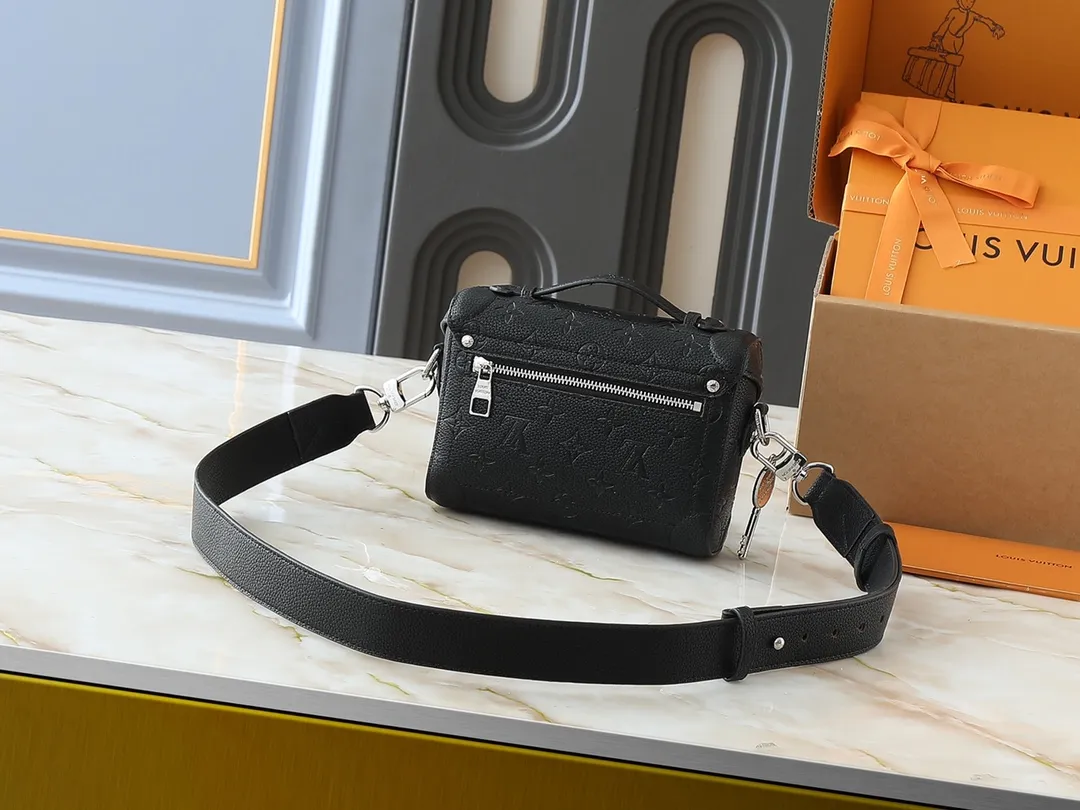 💰320💰Upgraded original M13871 embossed black M11743 black flower M11516 black M11535 presbyopia M12686 This Soul Trunk handbag is crafted by Pharrell Williams and is made of flexible LV Colorado cow leather with a grained texture. The Tumbler's magnetic clasp, rivets and top handles harken back to classic hard case elements, while a removable and adjustable shoulder strap completes the sophisticated details. Size: 19x15x7cm