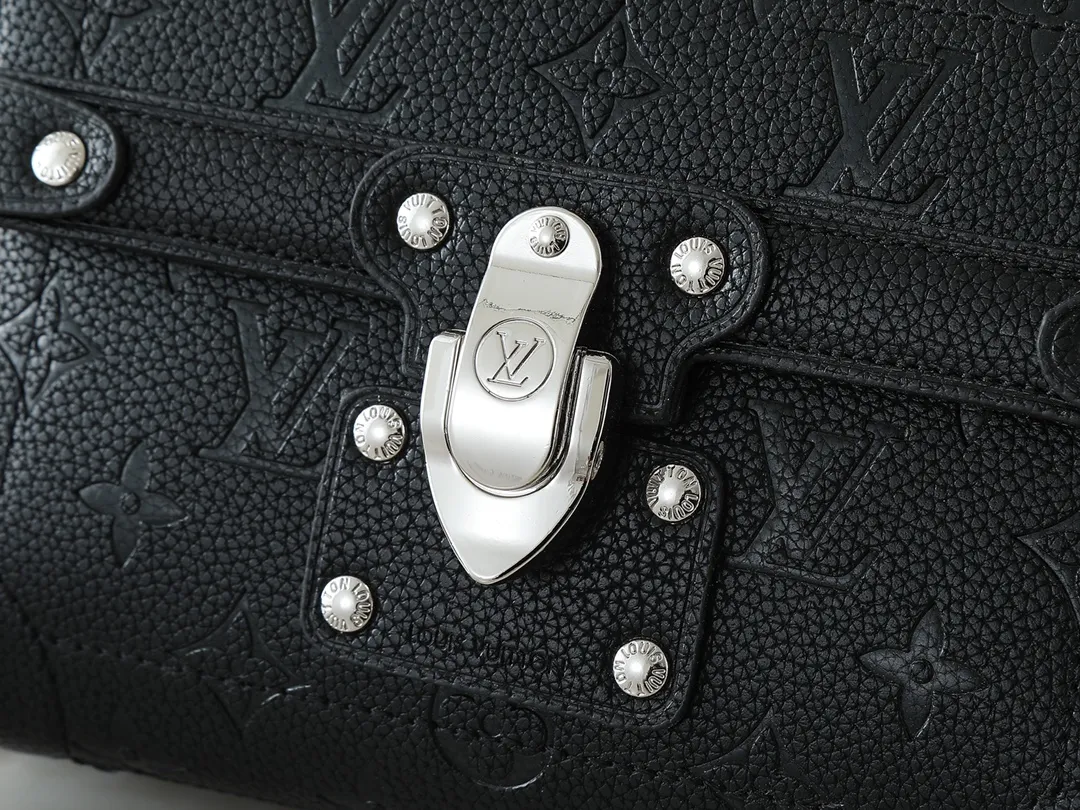 💰320💰Upgraded original M13871 embossed black M11743 black flower M11516 black M11535 presbyopia M12686 This Soul Trunk handbag is crafted by Pharrell Williams and is made of flexible LV Colorado cow leather with a grained texture. The Tumbler's magnetic clasp, rivets and top handles harken back to classic hard case elements, while a removable and adjustable shoulder strap completes the sophisticated details. Size: 19x15x7cm