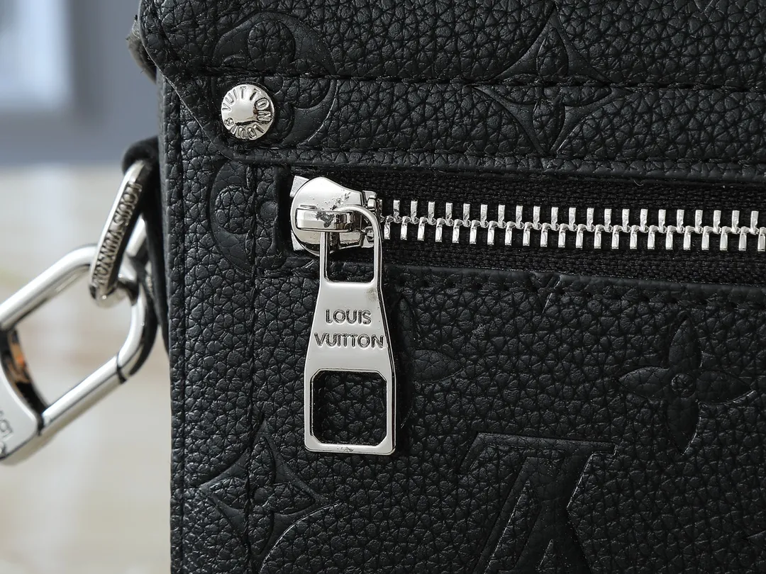 💰320💰Upgraded original M13871 embossed black M11743 black flower M11516 black M11535 presbyopia M12686 This Soul Trunk handbag is crafted by Pharrell Williams and is made of flexible LV Colorado cow leather with a grained texture. The Tumbler's magnetic clasp, rivets and top handles harken back to classic hard case elements, while a removable and adjustable shoulder strap completes the sophisticated details. Size: 19x15x7cm