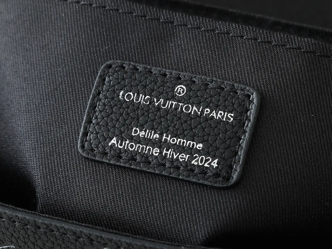 💰320💰Upgraded original M13871 embossed black M11743 black flower M11516 black M11535 presbyopia M12686 This Soul Trunk handbag is crafted by Pharrell Williams and is made of flexible LV Colorado cow leather with a grained texture. The Tumbler's magnetic clasp, rivets and top handles harken back to classic hard case elements, while a removable and adjustable shoulder strap completes the sophisticated details. Size: 19x15x7cm