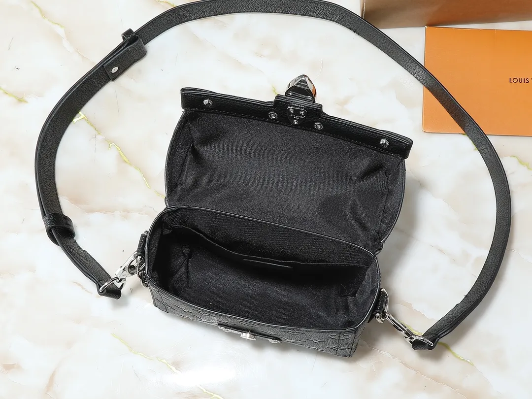 💰320💰Upgraded original M13871 embossed black M11743 black flower M11516 black M11535 presbyopia M12686 This Soul Trunk handbag is crafted by Pharrell Williams and is made of flexible LV Colorado cow leather with a grained texture. The Tumbler's magnetic clasp, rivets and top handles harken back to classic hard case elements, while a removable and adjustable shoulder strap completes the sophisticated details. Size: 19x15x7cm