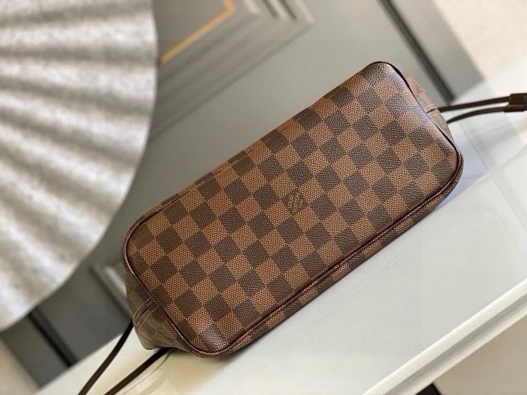💰780 (small steel nails) top original order N41359 NEVERFULL small handbag Neverfull small handbag has a crisp shape and classic design. It is an elegant urban handbag. Its spacious interior also makes this classic bag an ideal choice for travel. The Neverfull small tote in Damier Ebène canvas has a soft yet sturdy feel that preserves its exterior lines no matter what's inside. Detailed Features 29 x 21 x 12 cm (Length x Height x Width) Bag interior redesigned with vintage details inspired by the Louis Vuitton archives - Fabric-lined interior pocket Removable zippered clutch with matching interior Natural cowhide leather trim Shiny gold-tone brass hardware Handles: Double handle