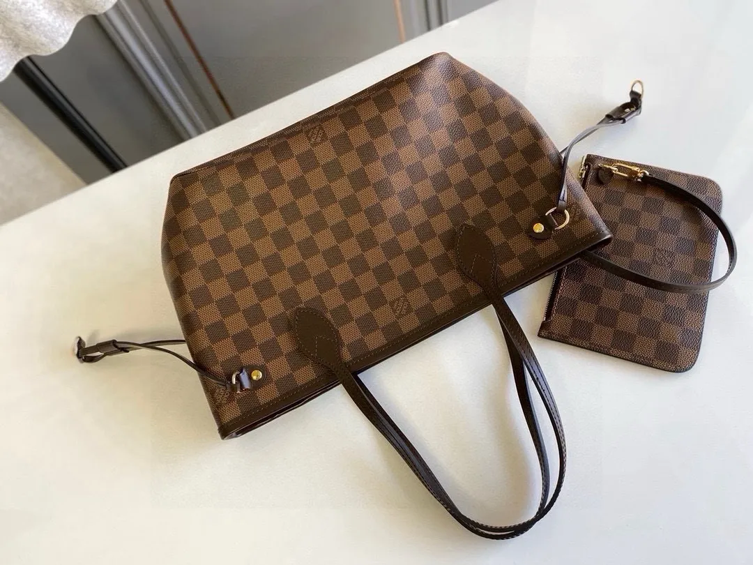 💰780 (small steel nails) top original order N41359 NEVERFULL small handbag Neverfull small handbag has a crisp shape and classic design. It is an elegant urban handbag. Its spacious interior also makes this classic bag an ideal choice for travel. The Neverfull small tote in Damier Ebène canvas has a soft yet sturdy feel that preserves its exterior lines no matter what's inside. Detailed Features 29 x 21 x 12 cm (Length x Height x Width) Bag interior redesigned with vintage details inspired by the Louis Vuitton archives - Fabric-lined interior pocket Removable zippered clutch with matching interior Natural cowhide leather trim Shiny gold-tone brass hardware Handles: Double handle
