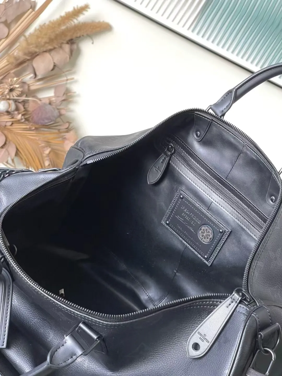 💰1940 (top layer leather) top original order M14022 Speedy P18 Bandouliere 50 handbag is a spacious and luxurious handbag, made of exceptionally soft cow leather and decorated with classic Monogram print, showing a luxurious texture. As one of Louis Vuitton's iconic travel bags, the Speedy 50 handbag has been crafted by Pharrell Williams. The lion pattern is cleverly integrated into the handle fastener, and the Yingze logo plate is inlaid on the inside. Dimensions: 50 × 32 × 29 cm