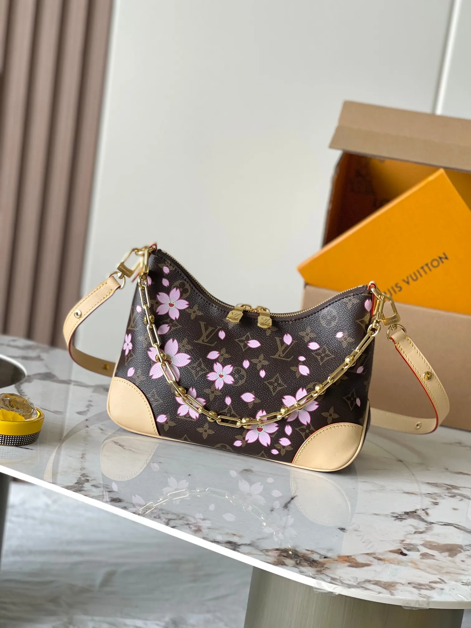 p1840 [Special grade MB original leather] This small Boulogne handbag is from the Louis Vuitton × Murakami replica series Model: M13265 presbyopia 163C chip version Material: A-grade all-steel hardware, imported original fabric Packaging: full set of original duty-free MB packaging Size: 26*16*9.5CM