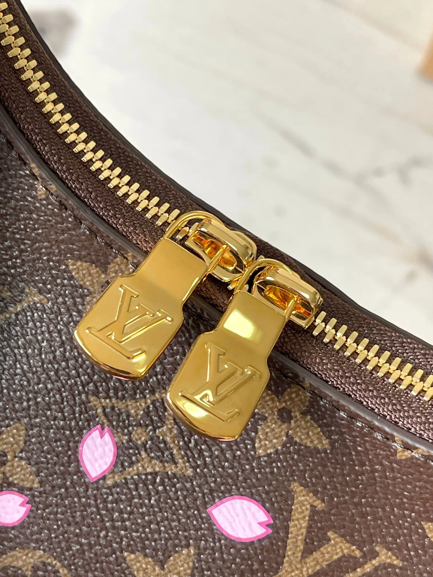 p1840 [Special grade MB original leather] This small Boulogne handbag is from the Louis Vuitton × Murakami replica series Model: M13265 presbyopia 163C chip version Material: A-grade all-steel hardware, imported original fabric Packaging: full set of original duty-free MB packaging Size: 26*16*9.5CM