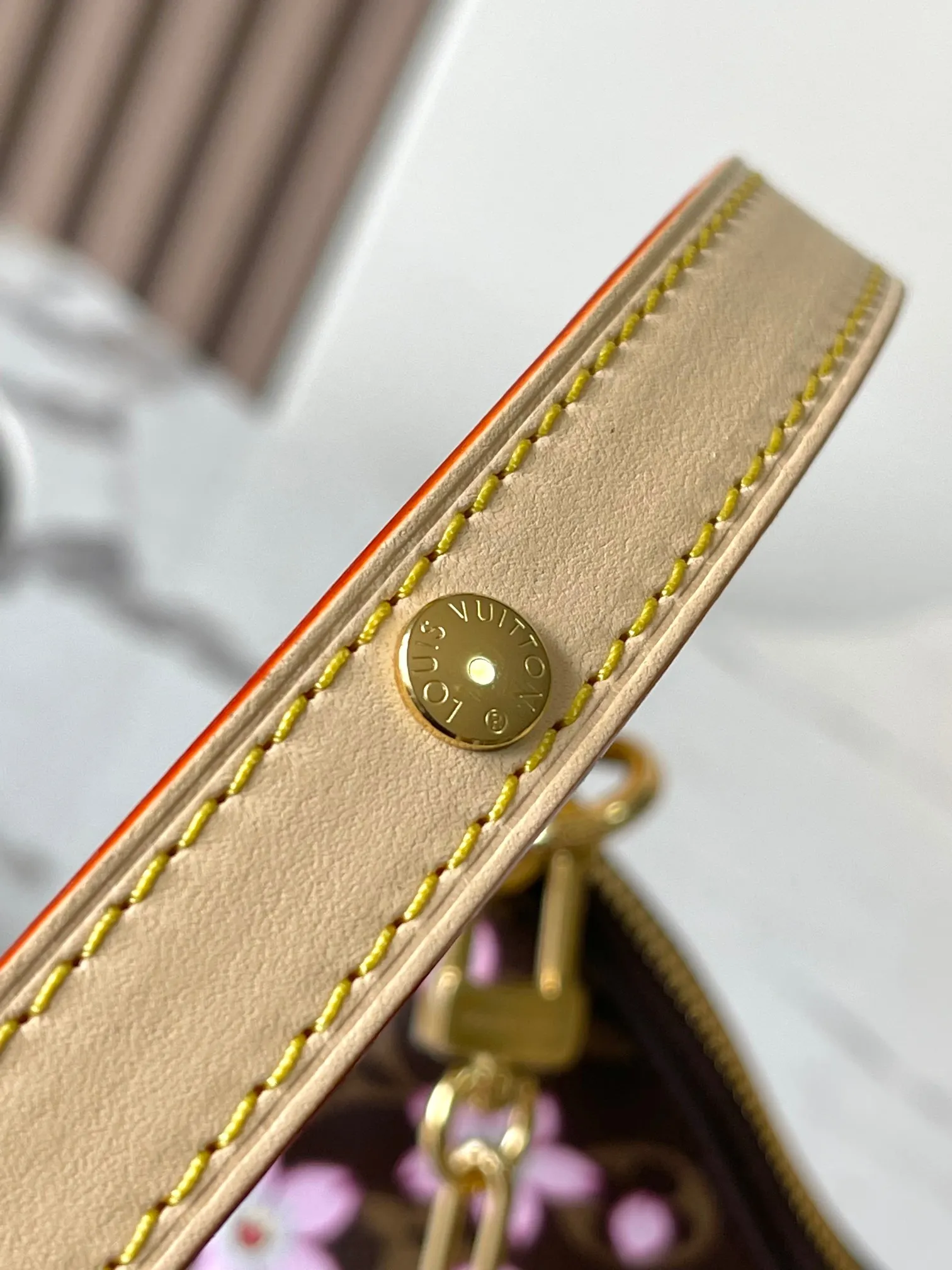p1840 [Special grade MB original leather] This small Boulogne handbag is from the Louis Vuitton × Murakami replica series Model: M13265 presbyopia 163C chip version Material: A-grade all-steel hardware, imported original fabric Packaging: full set of original duty-free MB packaging Size: 26*16*9.5CM