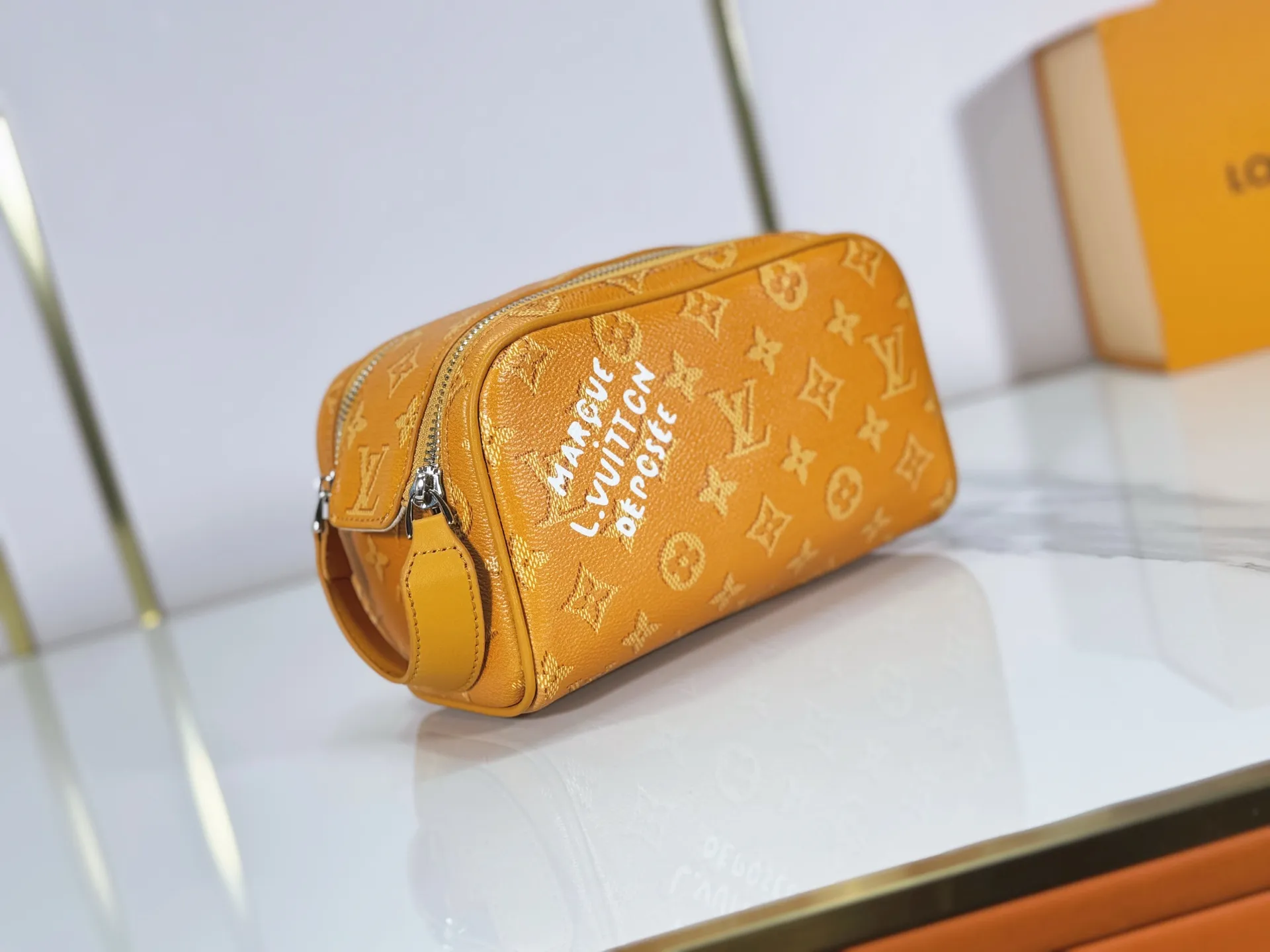 P180 Upgraded original M26872 M27158 M26871 M26870 This Dopp Kit mini toiletry bag is made of brightly colored Monogram Heritage coated canvas with cow leather details. The double-zipper wide-mouth closure makes it easy to access toiletries, and the washable fabric lining adds functionality. Dimensions: 20 x 13 x 12 (cm) ((length x height x width)
