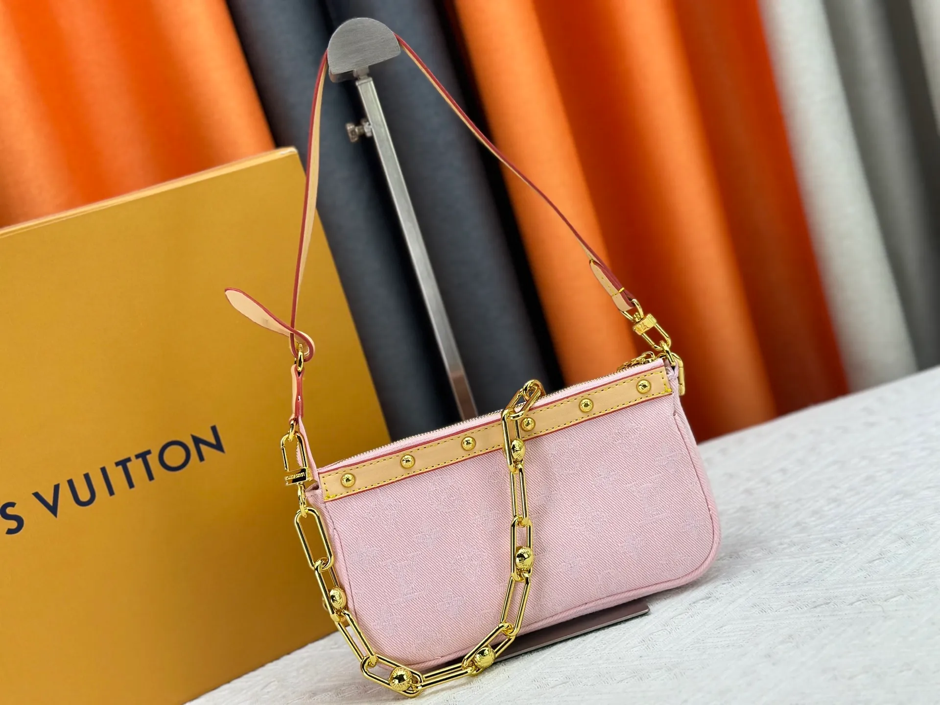 P230 M13404 Denim Denim This Pochette Accessoires handbag is made of coated canvas and uses colorful Monogram patterns to interpret the smart style of the Louis Vuitton x Murakami cross-border collaboration series. Calf leather trim and dazzling hardware add to the sophisticated details, while the detachable shoulder strap and chain provide flexible carry. Size: 22x13x4cm