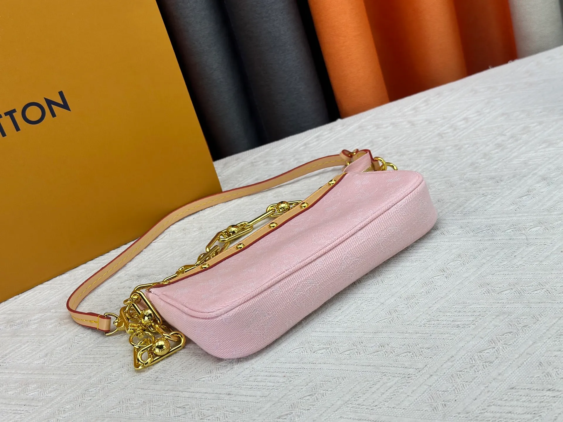 P230 M13404 Denim Denim This Pochette Accessoires handbag is made of coated canvas and uses colorful Monogram patterns to interpret the smart style of the Louis Vuitton x Murakami cross-border collaboration series. Calf leather trim and dazzling hardware add to the sophisticated details, while the detachable shoulder strap and chain provide flexible carry. Size: 22x13x4cm