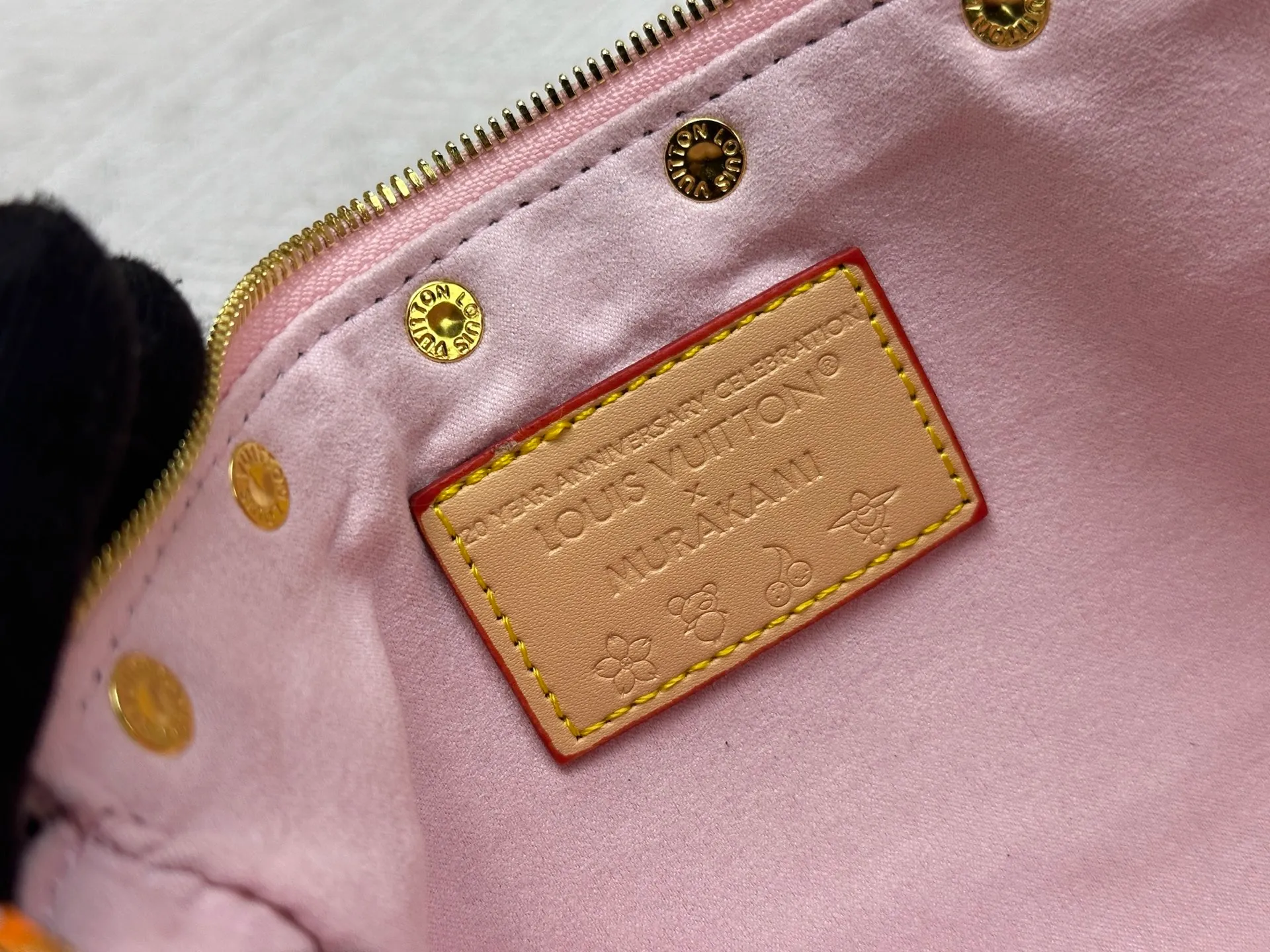 P230 M13404 Denim Denim This Pochette Accessoires handbag is made of coated canvas and uses colorful Monogram patterns to interpret the smart style of the Louis Vuitton x Murakami cross-border collaboration series. Calf leather trim and dazzling hardware add to the sophisticated details, while the detachable shoulder strap and chain provide flexible carry. Size: 22x13x4cm