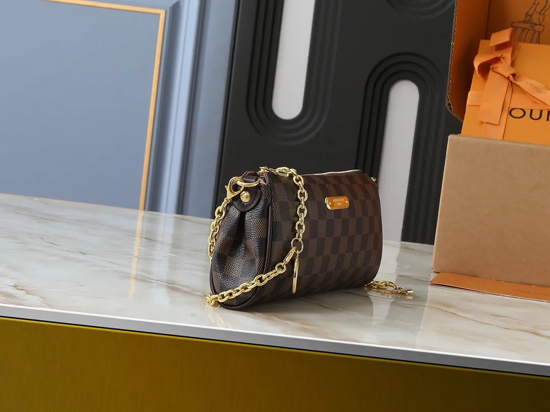 💰200💰Upgraded from the original M13567. This Pochette Eva handbag is made of the brand's Monogram canvas with contrasting leather trim, conveying elegance with a unique touch. The Louis Vuitton-engraved logo plate and detachable chain complement each other, and the shape is ideal for storing daily necessities such as a short wallet and cosmetics. Dimensions: 27.0 x 11.0 x 5.0 cm (length x height x width)